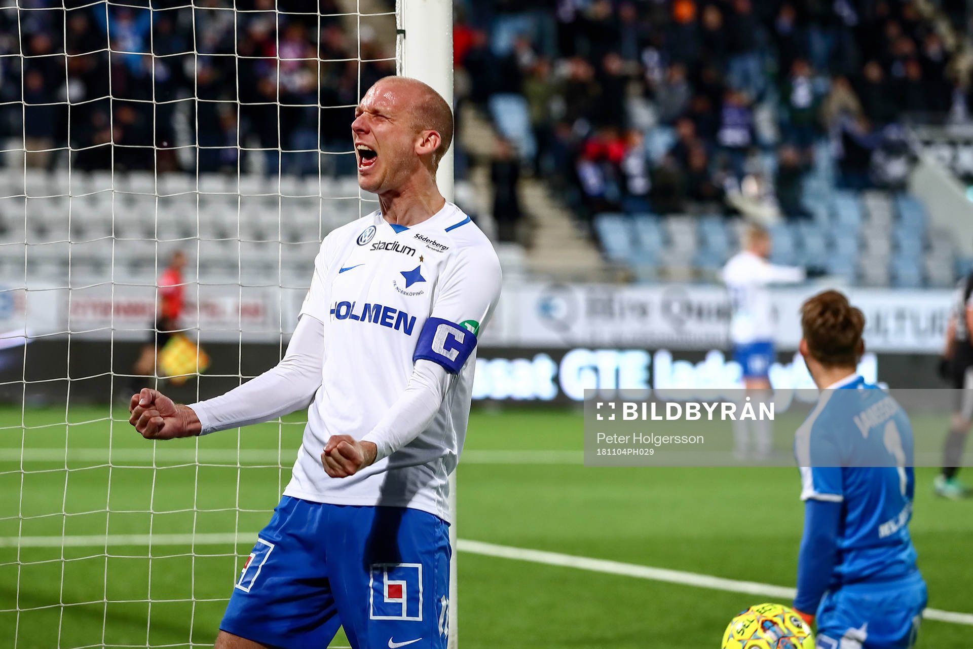 Norrköpings Andreas Johansson jublar och Örebros målvakt