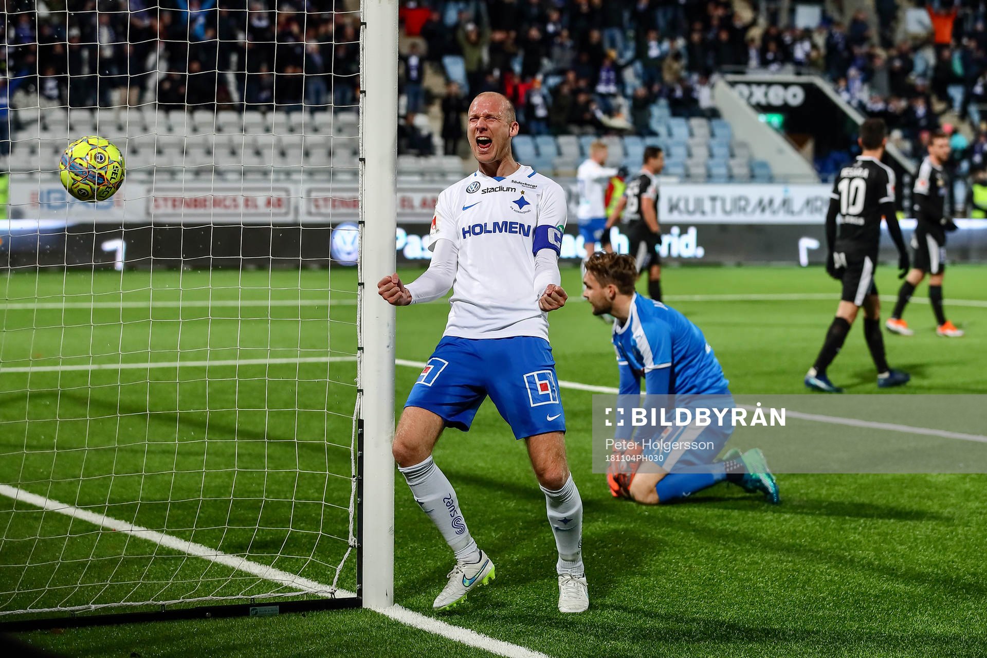 Norrköpings Andreas Johansson jublar och Örebros målvakt