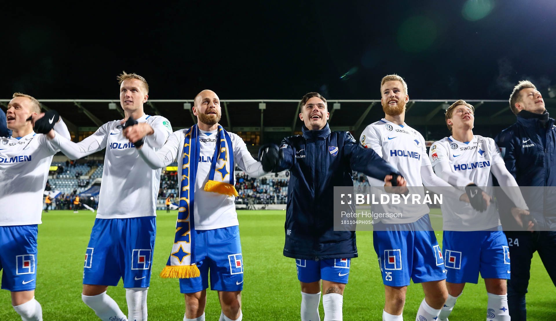 Norrköpings spelare med Kasper Larsen, Daniel Sjölund, David Moberg Karlsson, Filip Dagerstål och Alexander Fransson jublar under fotbollsmatchen i Allsvenskan mellan Norrköping och Örebro den 4 november 2018 i Norrköping.