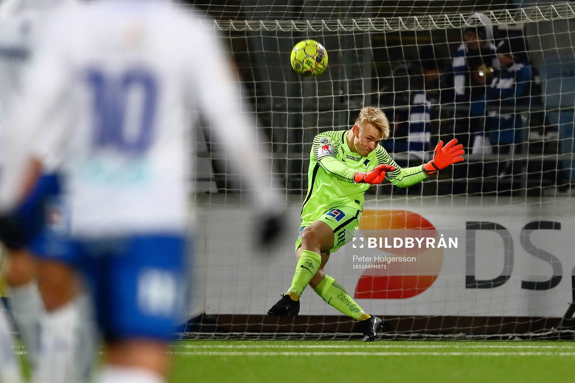 Norrköpings målvakt Isak Pettersson gör inspark