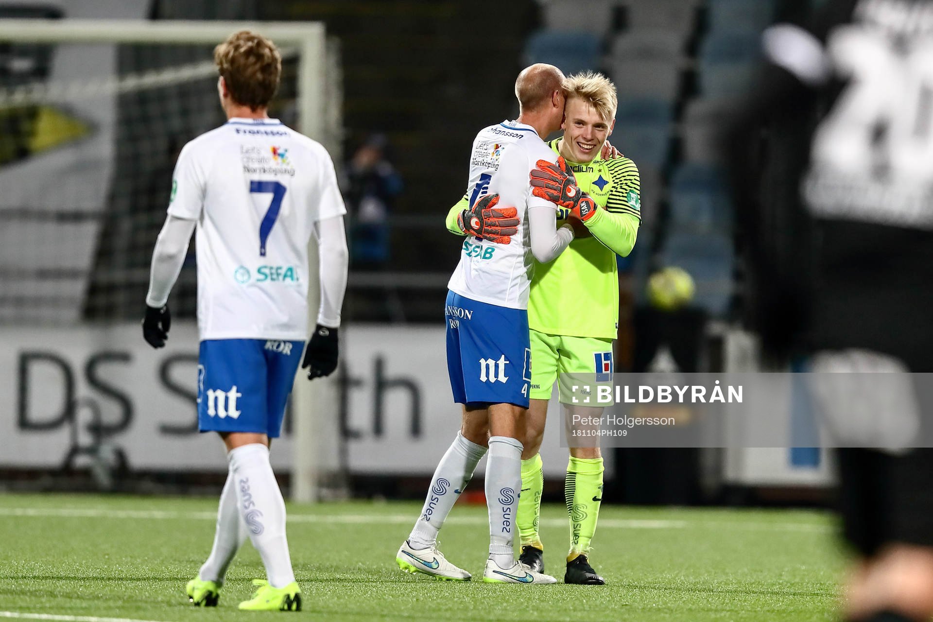 Norrköpings Andreas Johansson kramar målvakt Isak