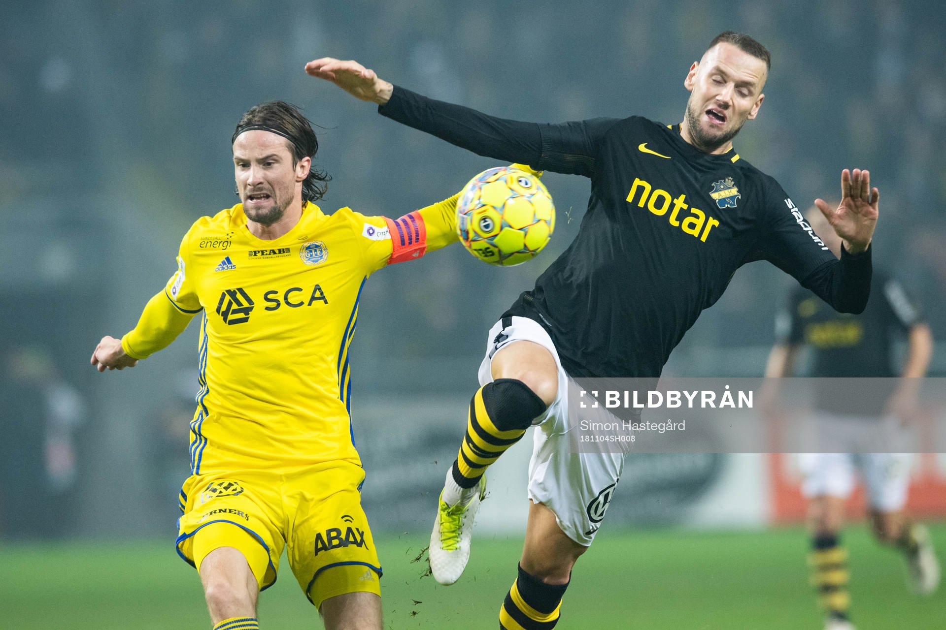 s Alexander Milosevic i kamp om bollen