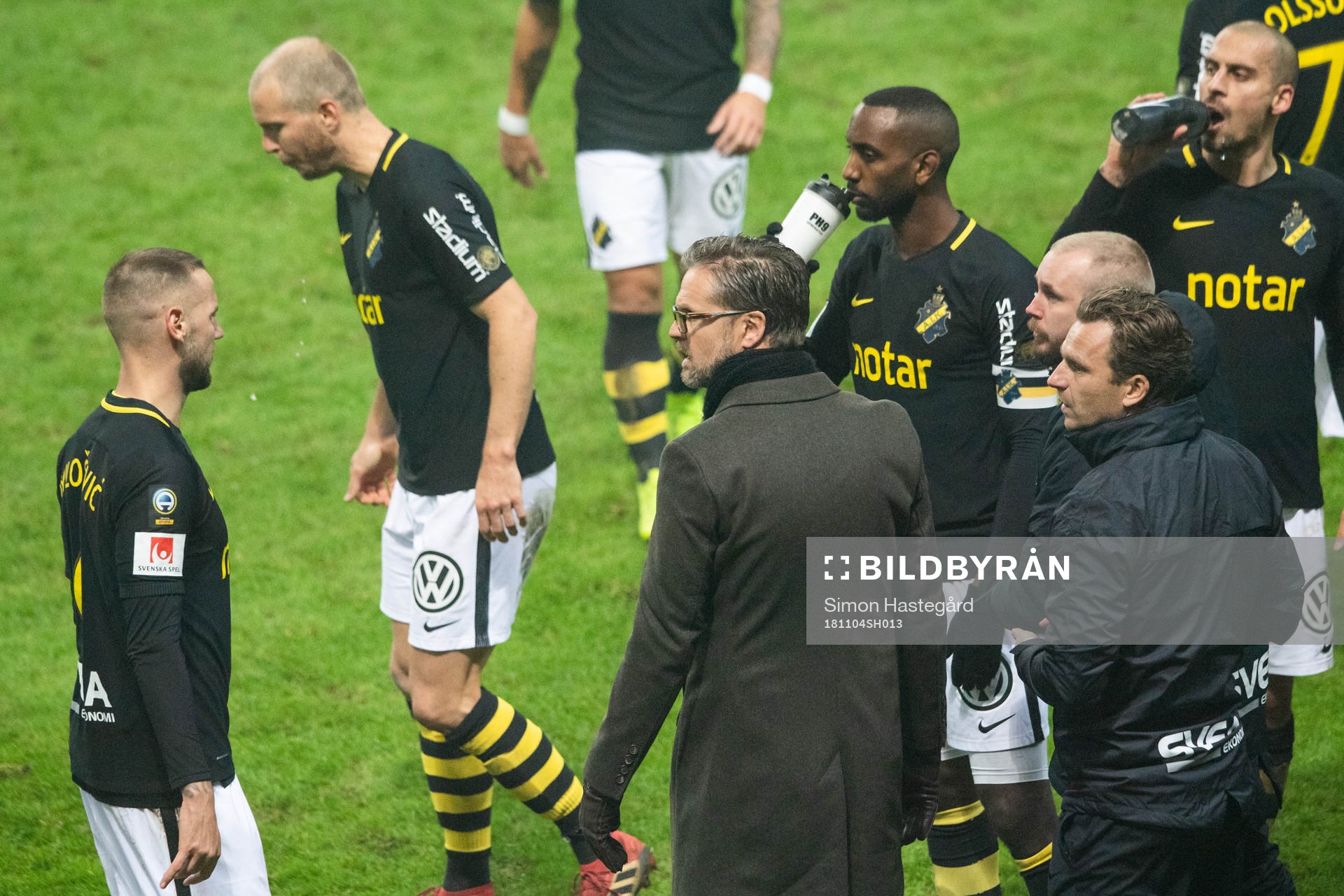 s tränare Rikard Norling vid ett spelavbrott