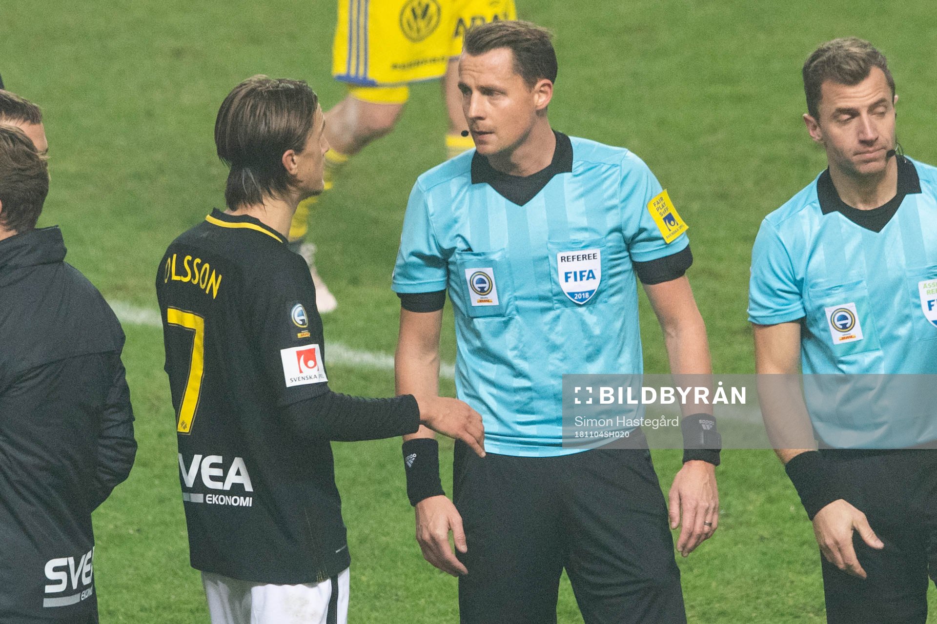 s Kristoffer Olsson pratar med domaren Andreas Ekberg