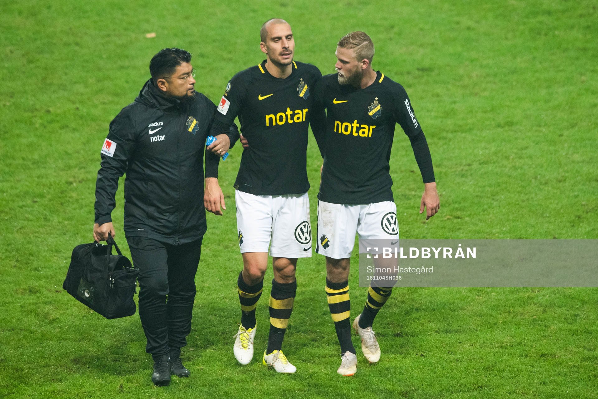 s Panos Dimitriadis lämnar plan med hjälp av Daniel