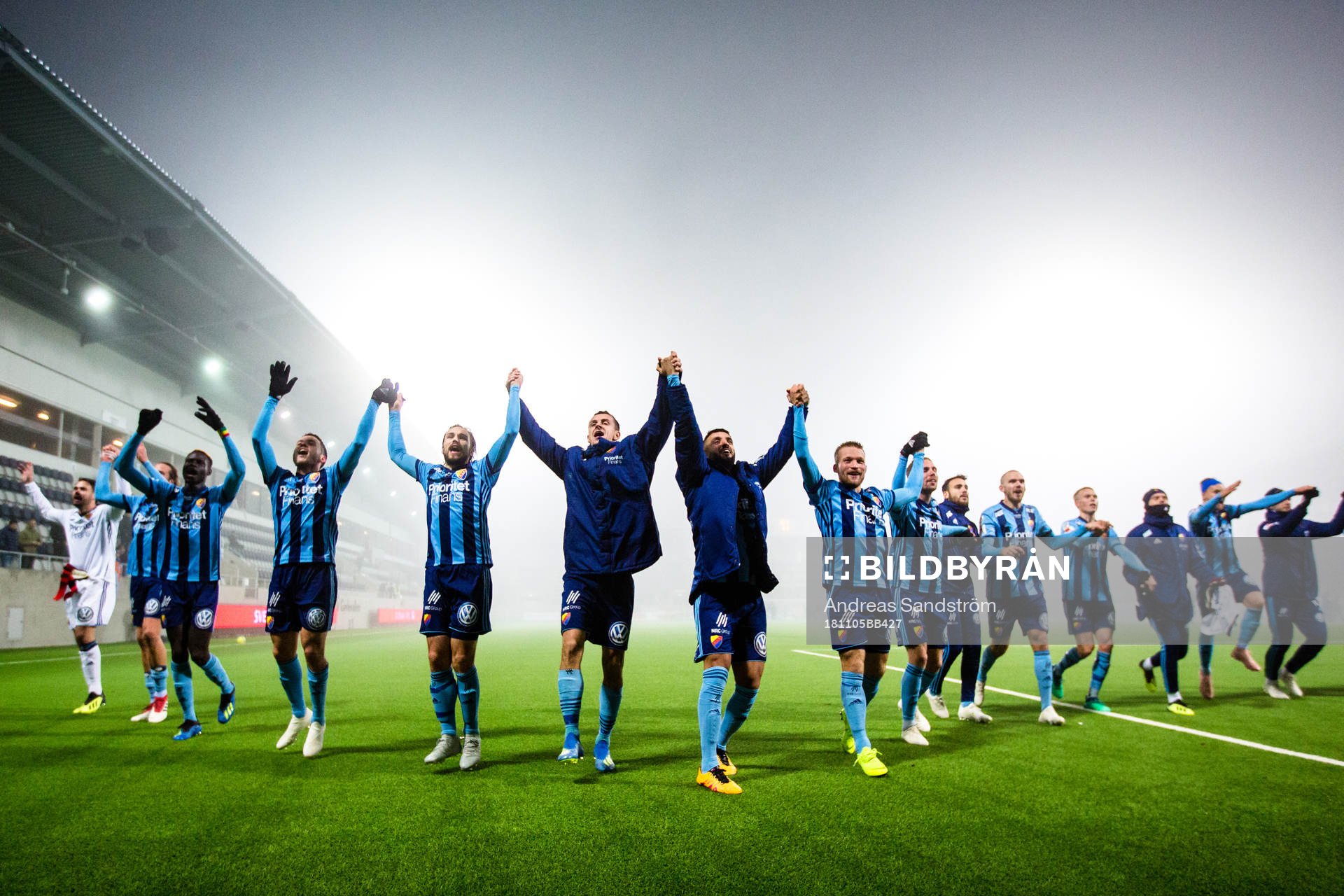 Djurgårdens spelare jublar med fansen