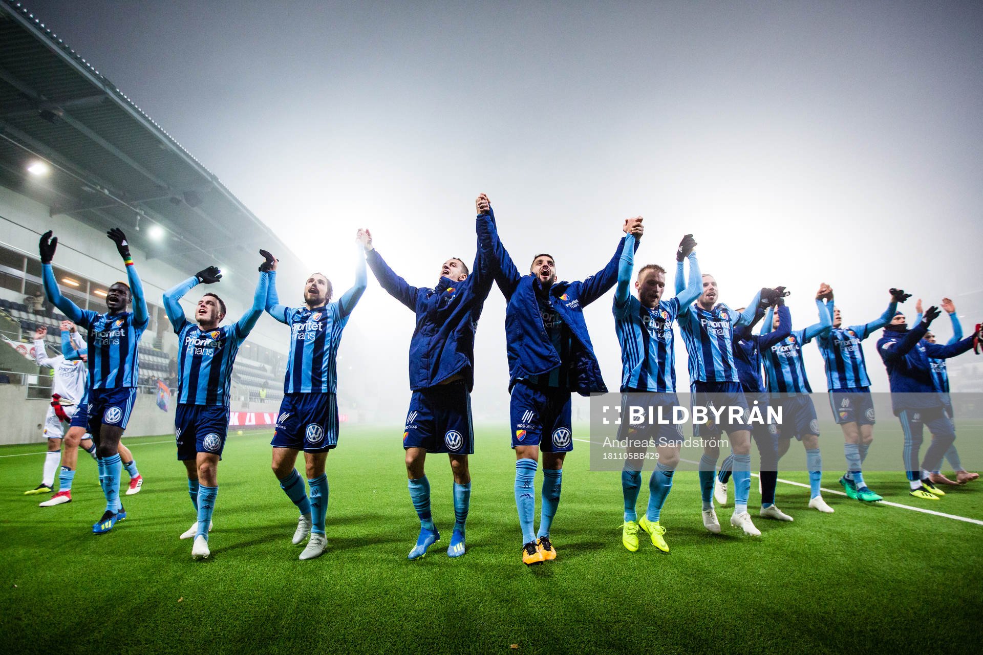 Djurgårdens spelare jublar med fansen efter fotbollsmatchen i Allsvenskan mellan Dalkurd och Djurgården den 5 november 2018 i Gävle. 