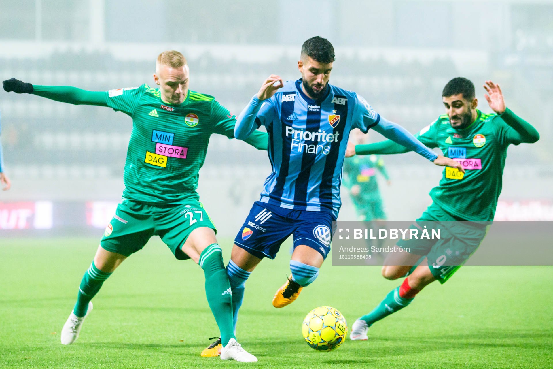 Djurgårdens Omar Eddahri i kamp om bollen med Dalkurds