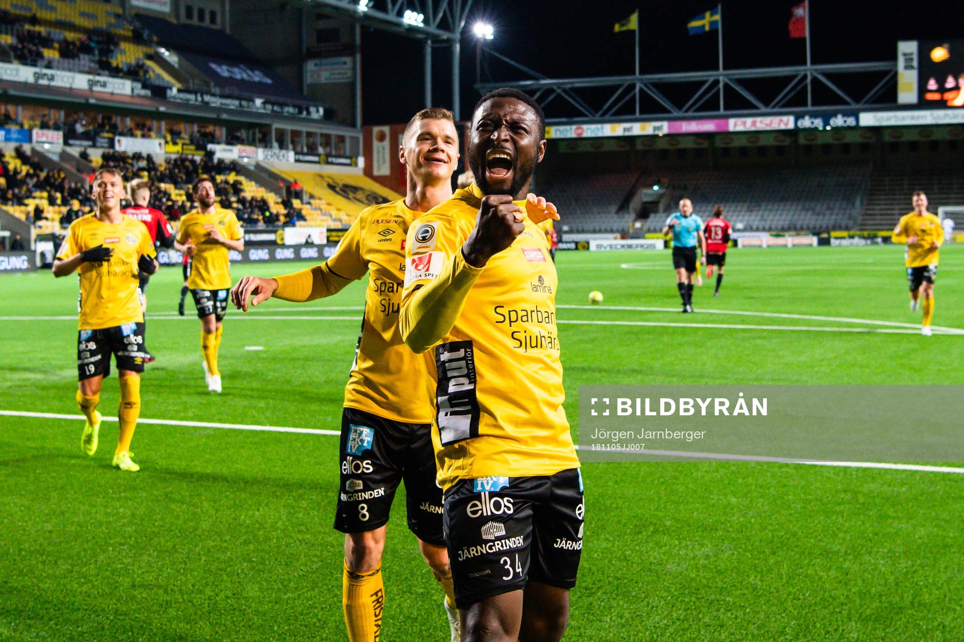 Elfsborgs Chinedu Obasi jublar med Samuel Holmén