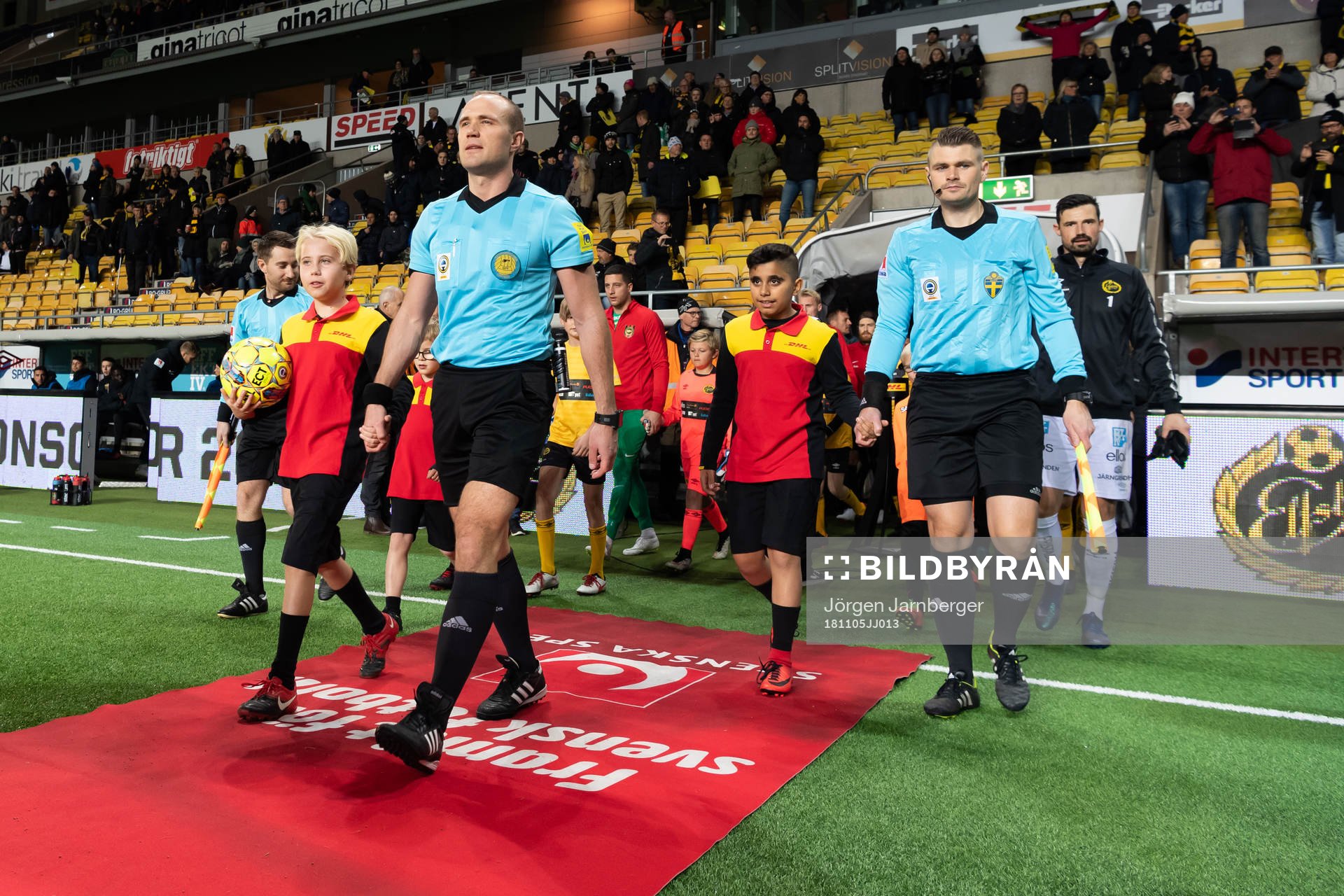 Lagen på väg in på Borås arena med domartrion i spetsen