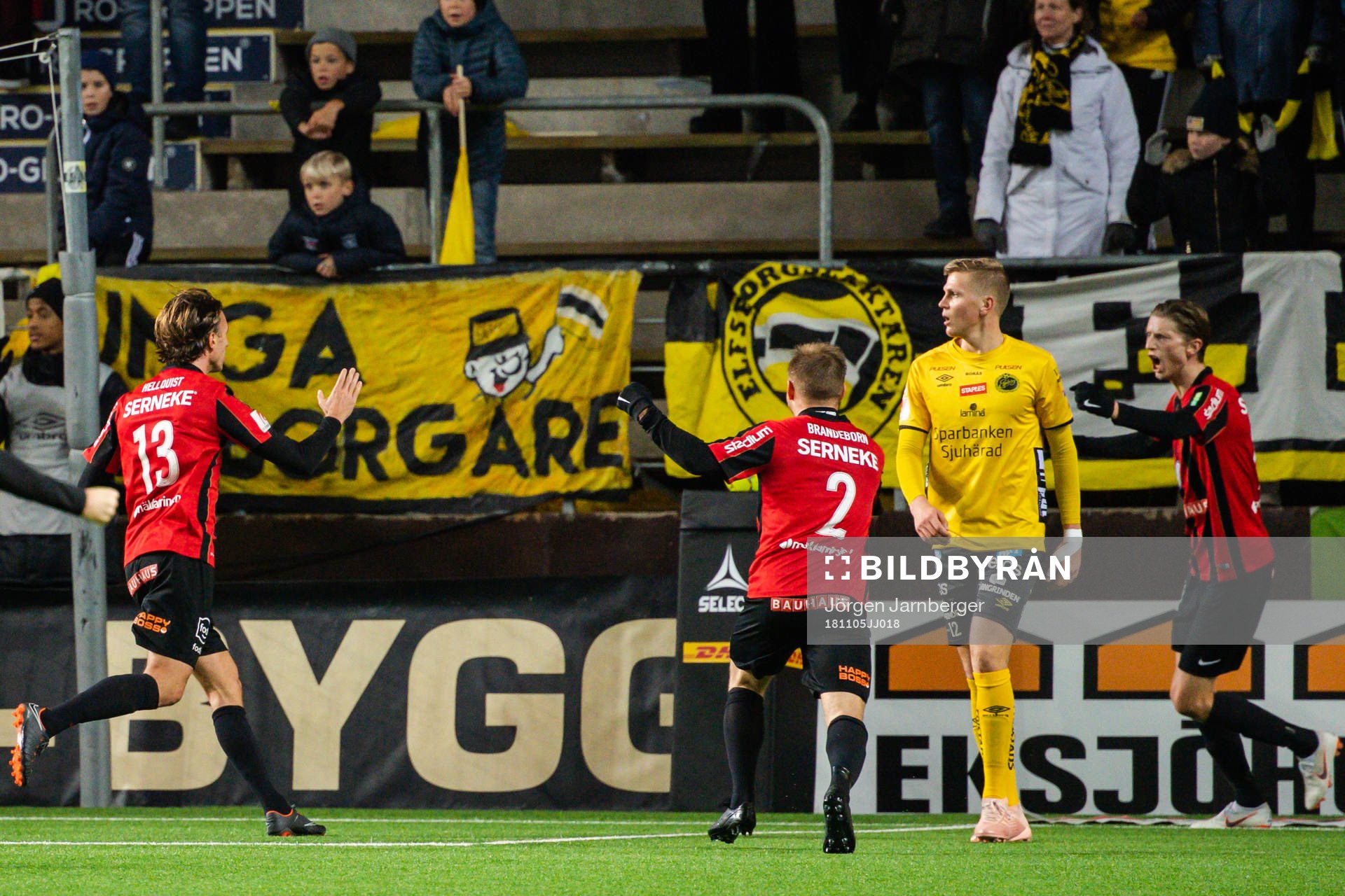 Brommapojkarnas Philip Hellqvist, Markus Gustafsson och Johan Falkmar jublar efter 1-1 under fotbollsmatchen i Allsvenskan mellan Elfsborg och Brommapojkarna den 5 november 2018 i Borås.