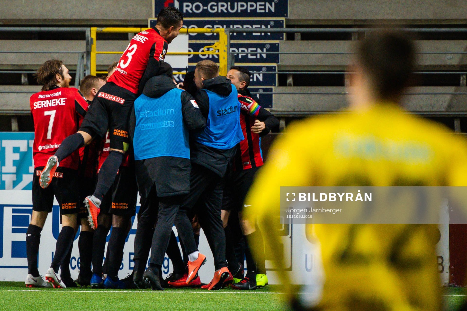 Brommapojkarnas Kristján Flóki Finnbogason jublar med lagkamrater efter 1-2 under fotbollsmatchen i Allsvenskan mellan Elfsborg och Brommapojkarna den 5 november 2018 i Borås.