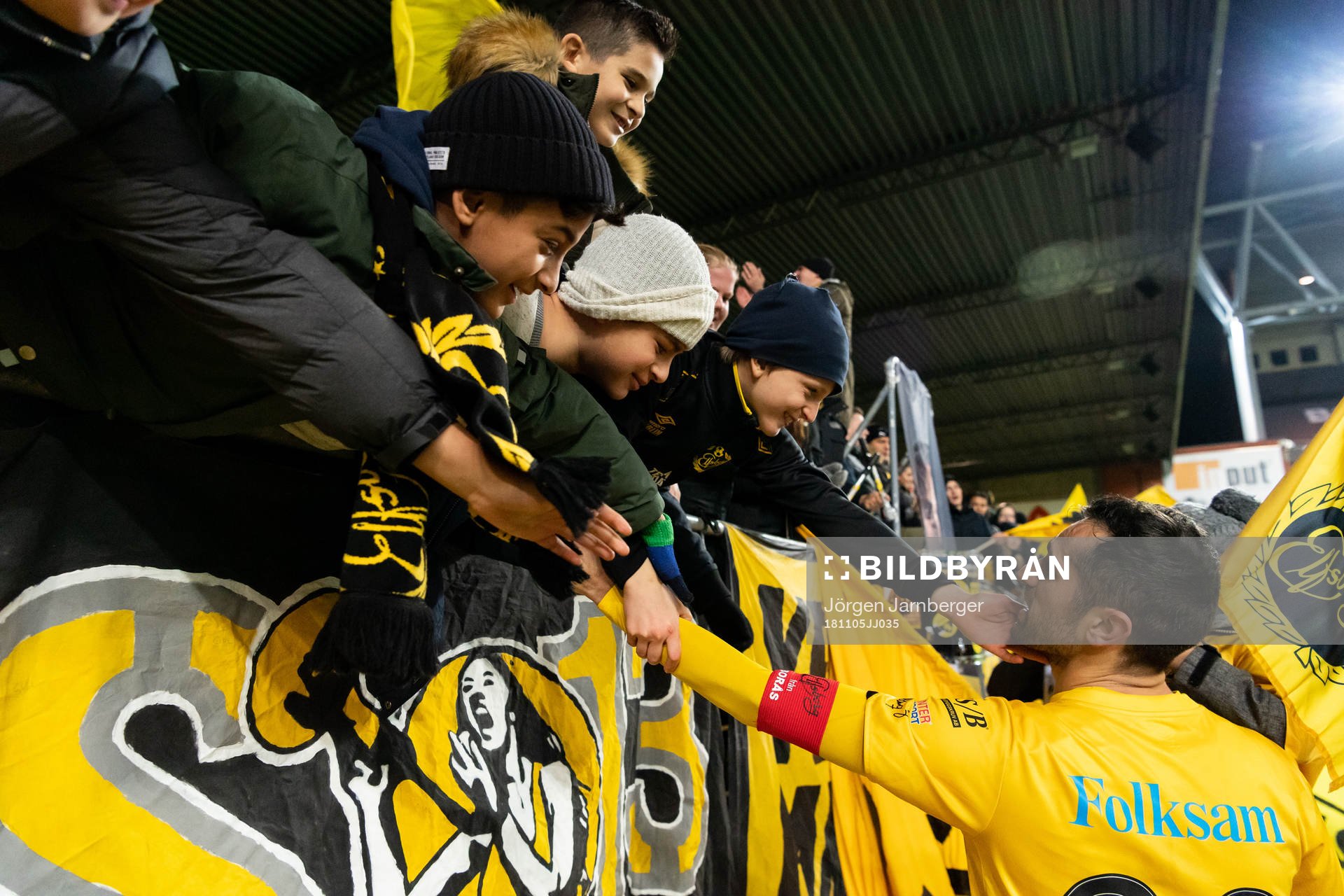 Elfsborgs Emir Bajrami med sonan tar emot supportrarna hyllningar efter fotbollsmatchen i Allsvenskan mellan Elfsborg och Brommapojkarna den 5 november 2018 i Borås.