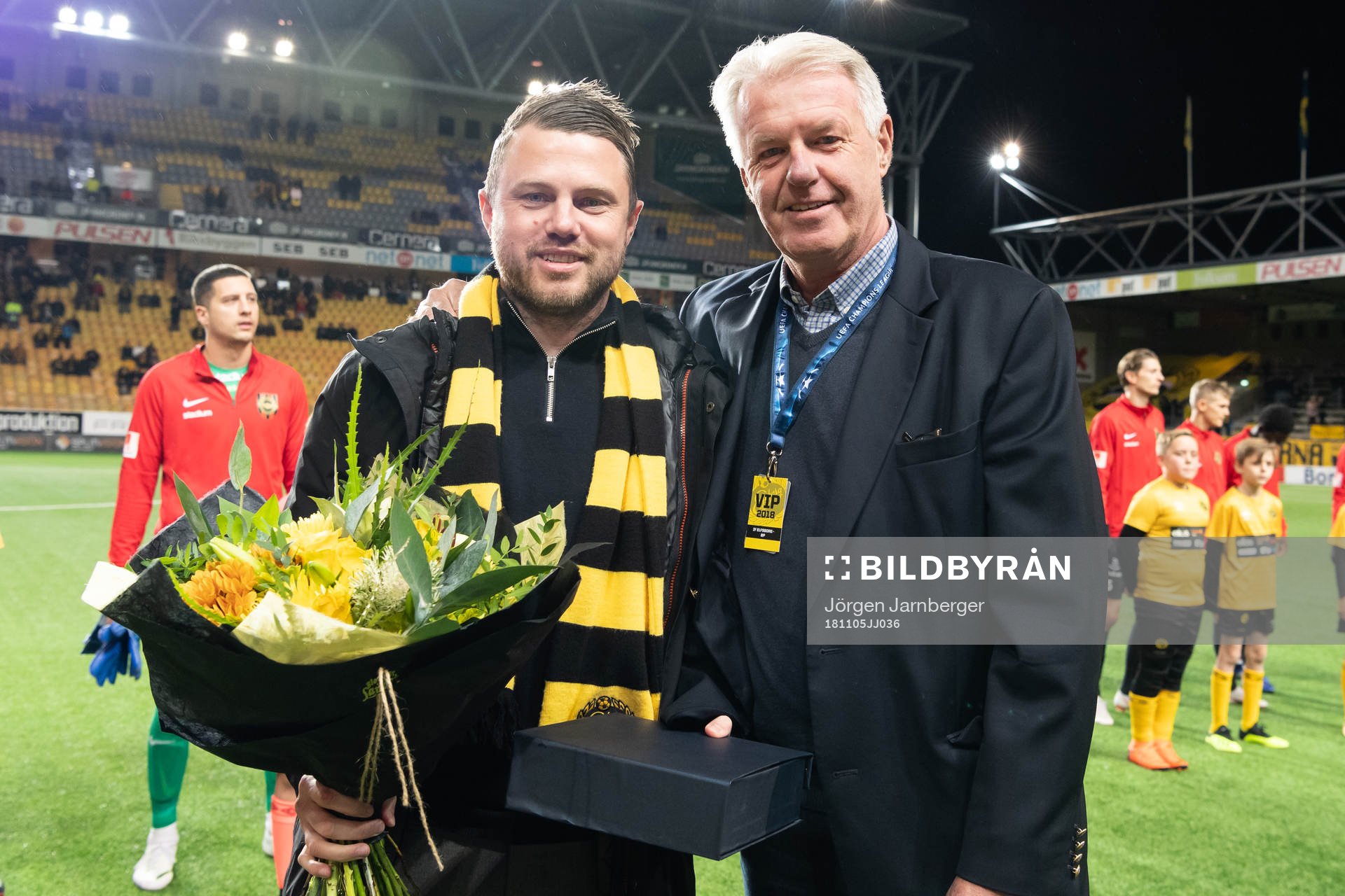 Elfsborgs manager Jimmy Thelin tar emot domarnas pris för