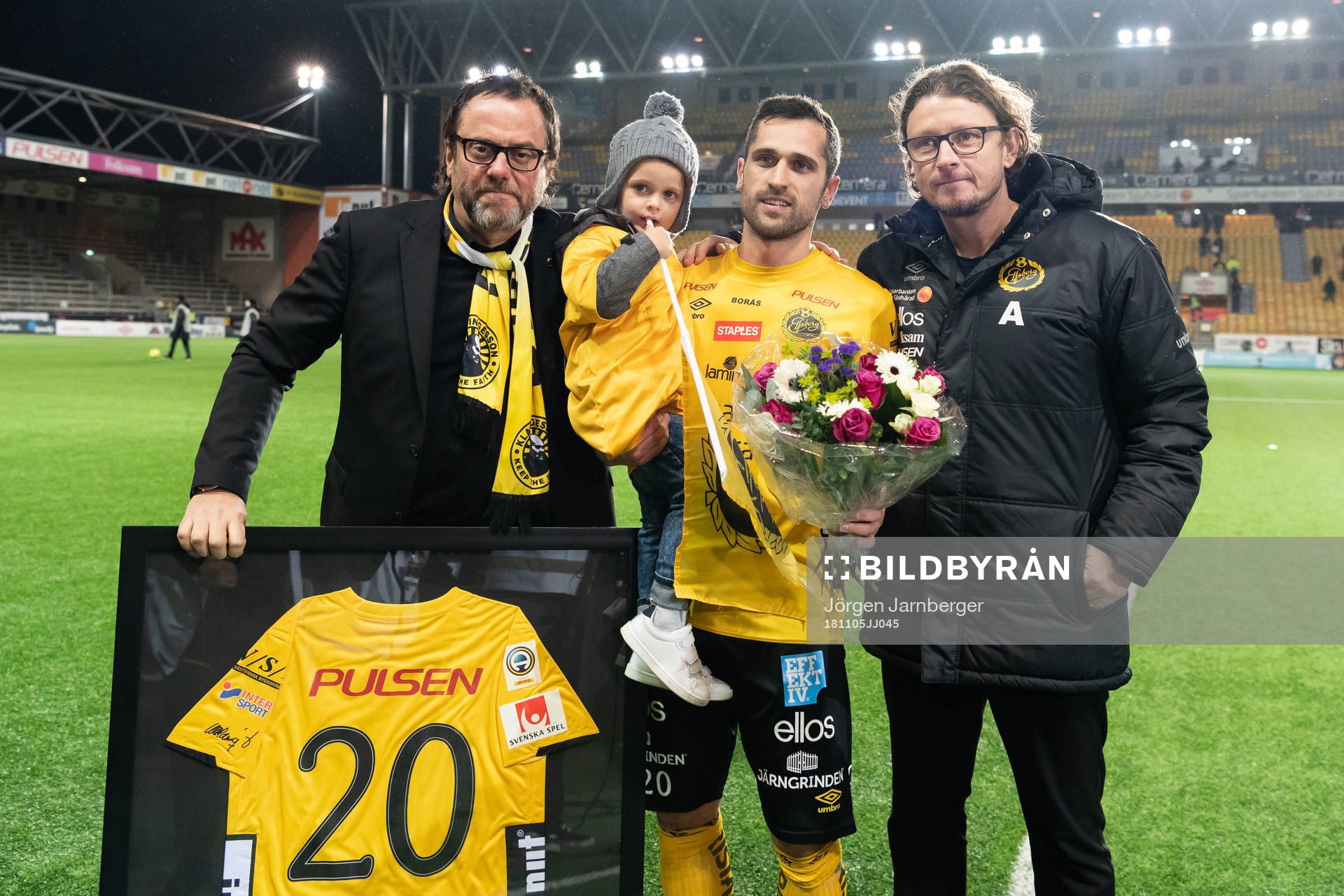 Elfsborgs Emir Bajrami med sonen Leonel i famnen tar emot