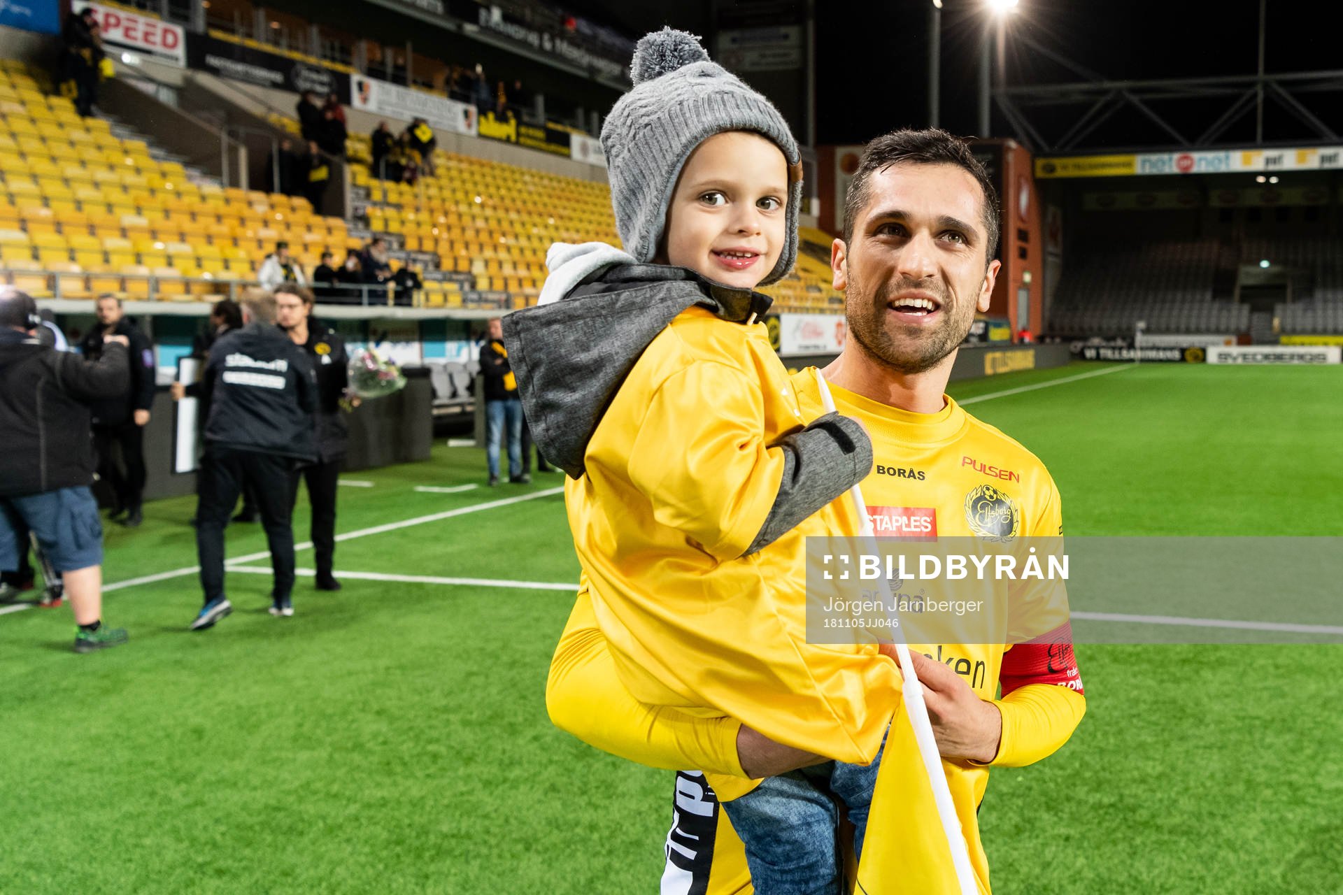 Elfsborgs Emir Bajrami med sonen Leonel efter fotbollsmatchen i Allsvenskan mellan Elfsborg och Brommapojkarna den 5 november 2018 i Borås.