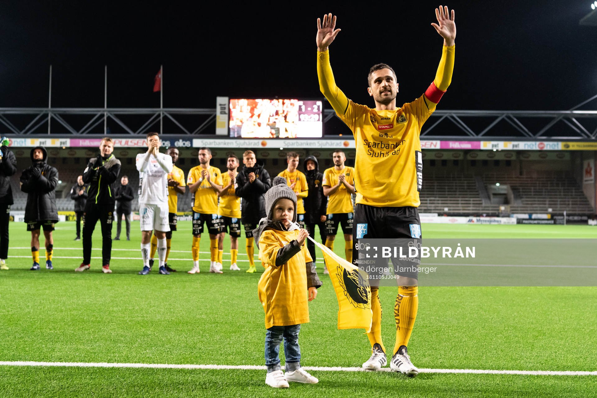 Elfsborgs Emir Bajrami med sonen Leonel tackar publiken efter fotbollsmatchen i Allsvenskan mellan Elfsborg och Brommapojkarna den 5 november 2018 i Borås.