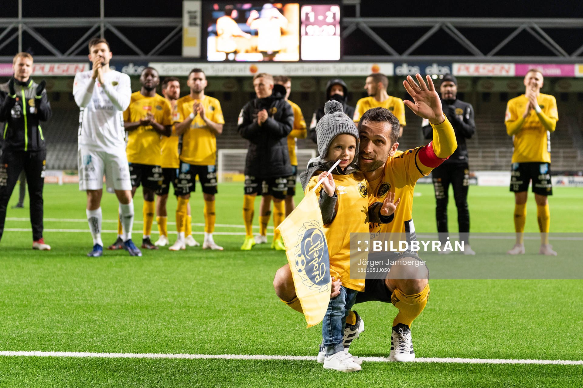 Elfsborgs Emir Bajrami med sonen Leonel efter fotbollsmatchen i Allsvenskan mellan Elfsborg och Brommapojkarna den 5 november 2018 i Borås.