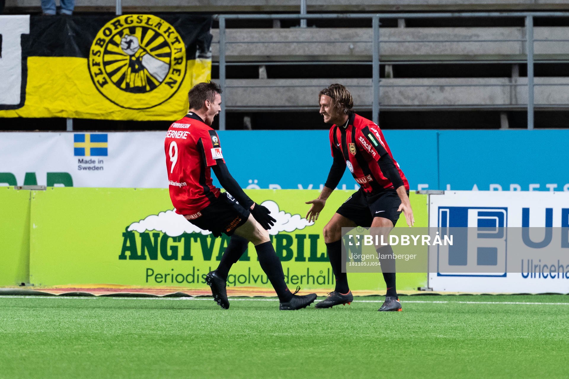 Brommapojkarnas Kristján Flóki Finnbogason och Philip Hellqvist jublar efter 1-2 under fotbollsmatchen i Allsvenskan mellan Elfsborg och Brommapojkarna den 5 november 2018 i Borås.