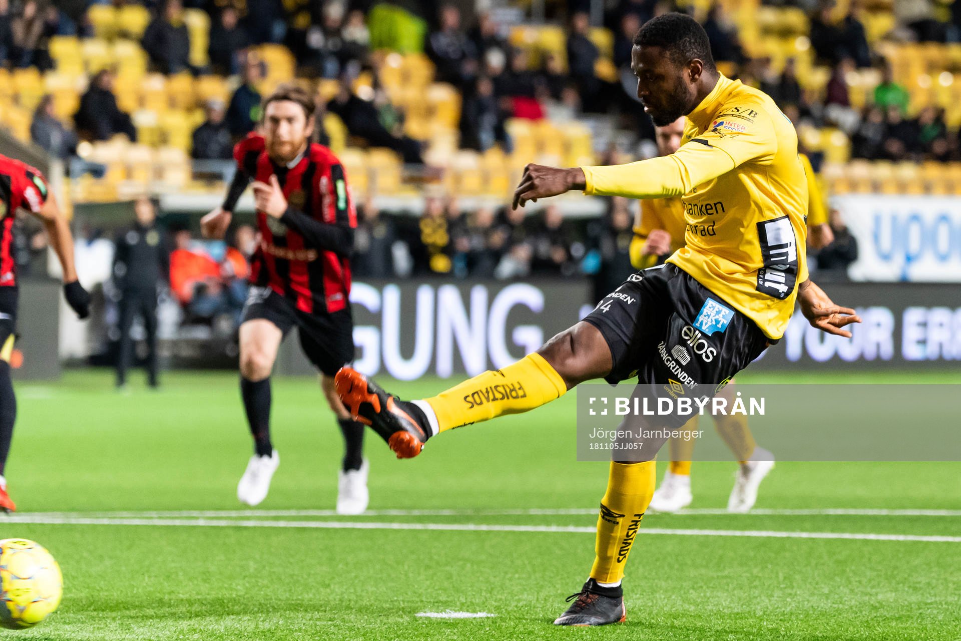 Elfsborgs Chinedu Obasi skjuter 1-0 på straff