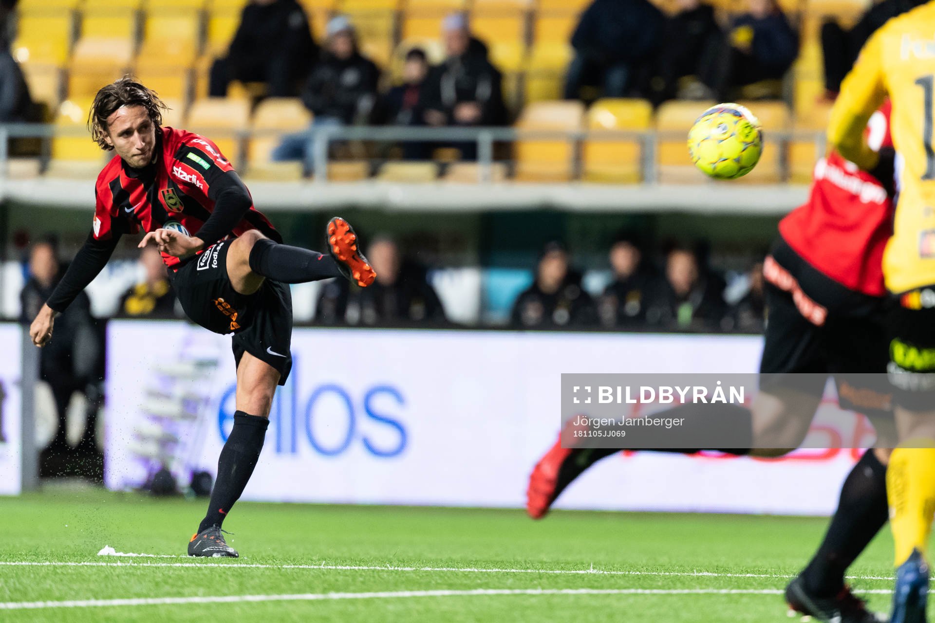 Brommapojkarnas Philip Hellqvist skjuter frisspark
