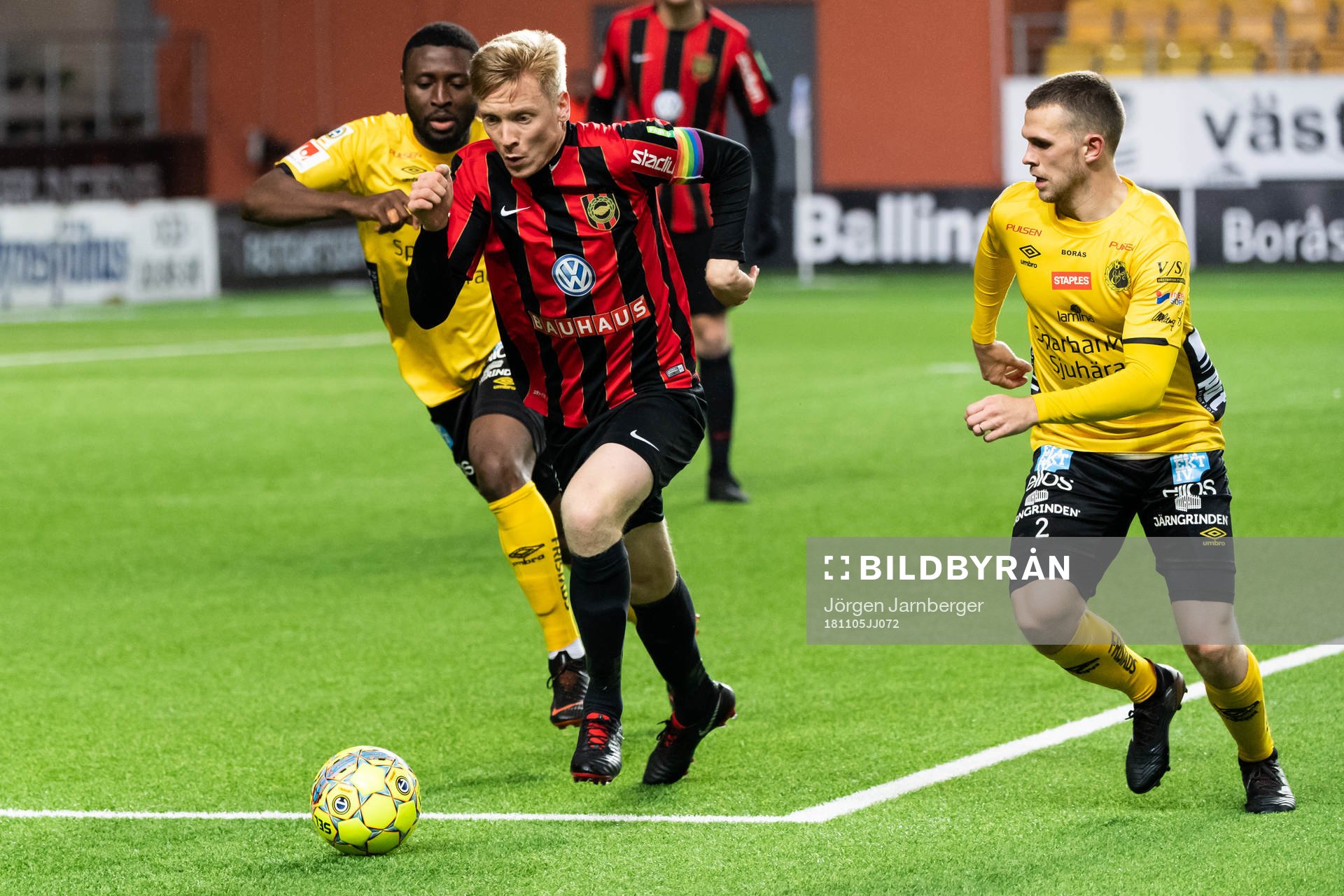 Brommapojkarnas Gustav Sandberg Magnusson i kamp med Elfsborgs Jesper Manns och Chinedu Obasi under fotbollsmatchen i Allsvenskan mellan Elfsborg och Brommapojkarna den 5 november 2018 i Borås.
