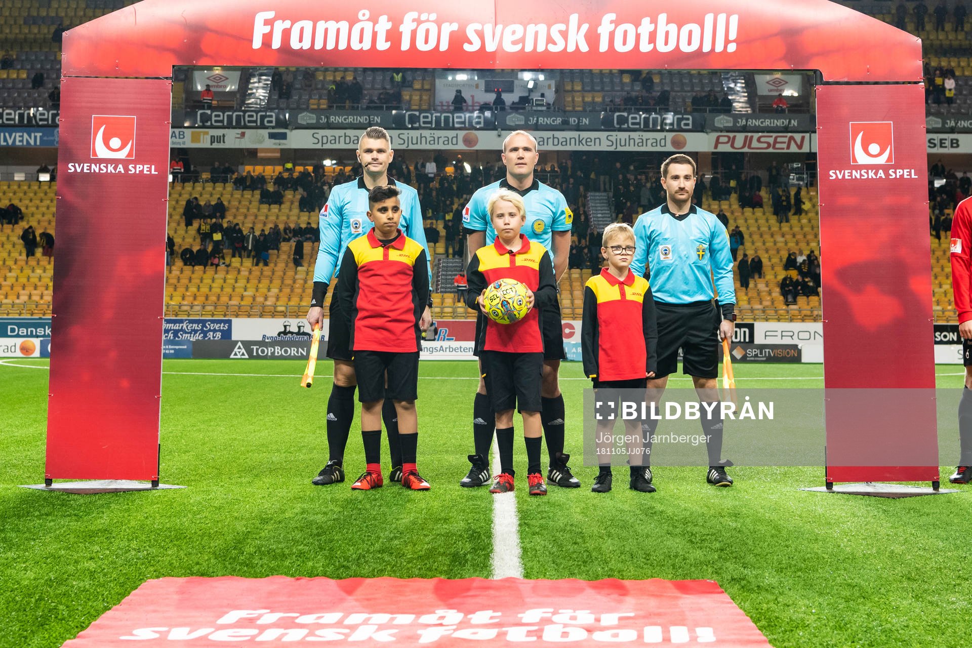 Domartrion med bollbärare från DHL