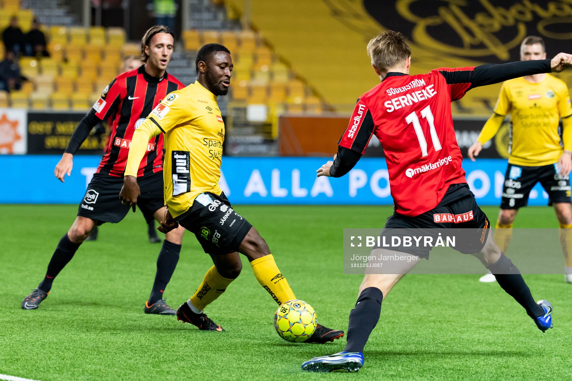 Elfsborgs Chinedu Obasi i kamp med Brommapojkarnas Philip Hellqvist och Tim Söderström under fotbollsmatchen i Allsvenskan mellan Elfsborg och Brommapojkarna den 5 november 2018 i Borås.