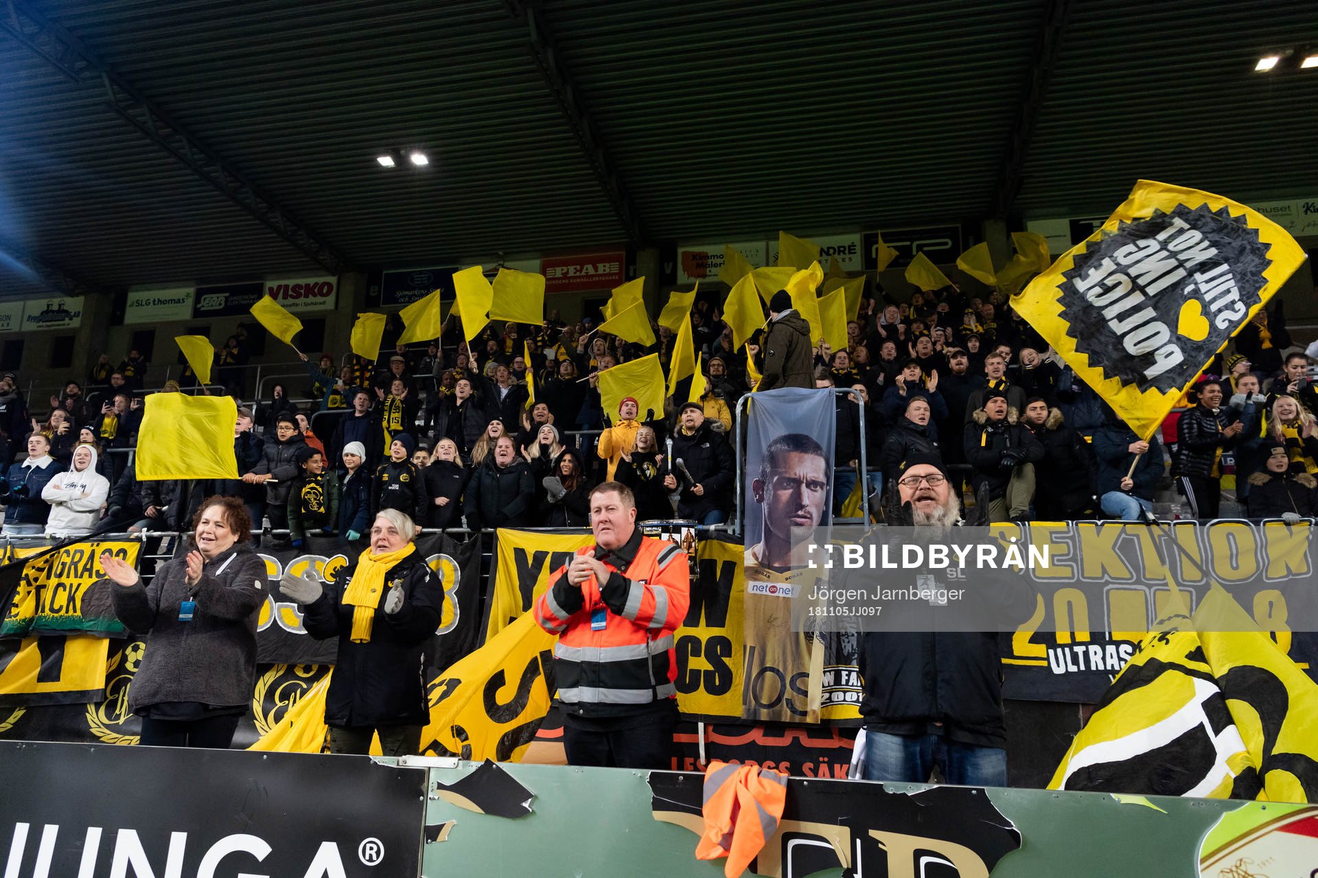 Elfsborgs supportrar hyllar Emir Bajrami (ej i bild)