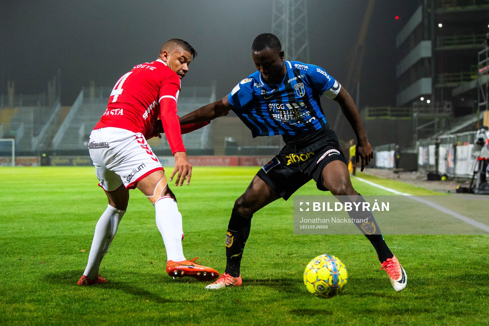 Sirius Moses Ogbu i en duell med Kalmars Mikael Dyrestam