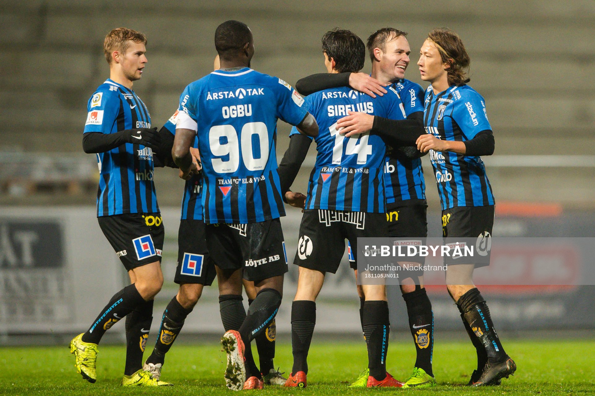 Sirius Ian Sirelius jublar med lagkamrater efter 1-0 under fotbollsmatchen i Allsvenskan mellan Sirius och Kalmar den 5 november 2018 i Uppsala.
