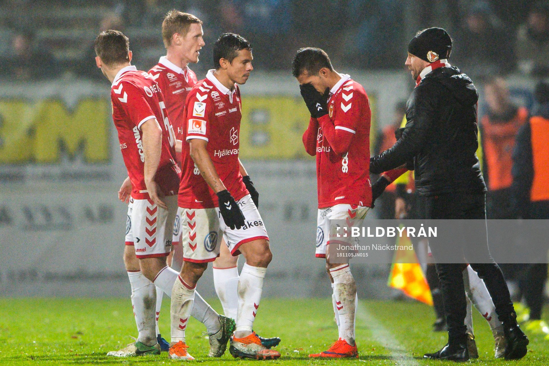 Kalmars tränare Nanne Bergstrand jublar med Hiago Ramiro efter 1-1 under fotbollsmatchen i Allsvenskan mellan Sirius och Kalmar den 5 november 2018 i Uppsala.