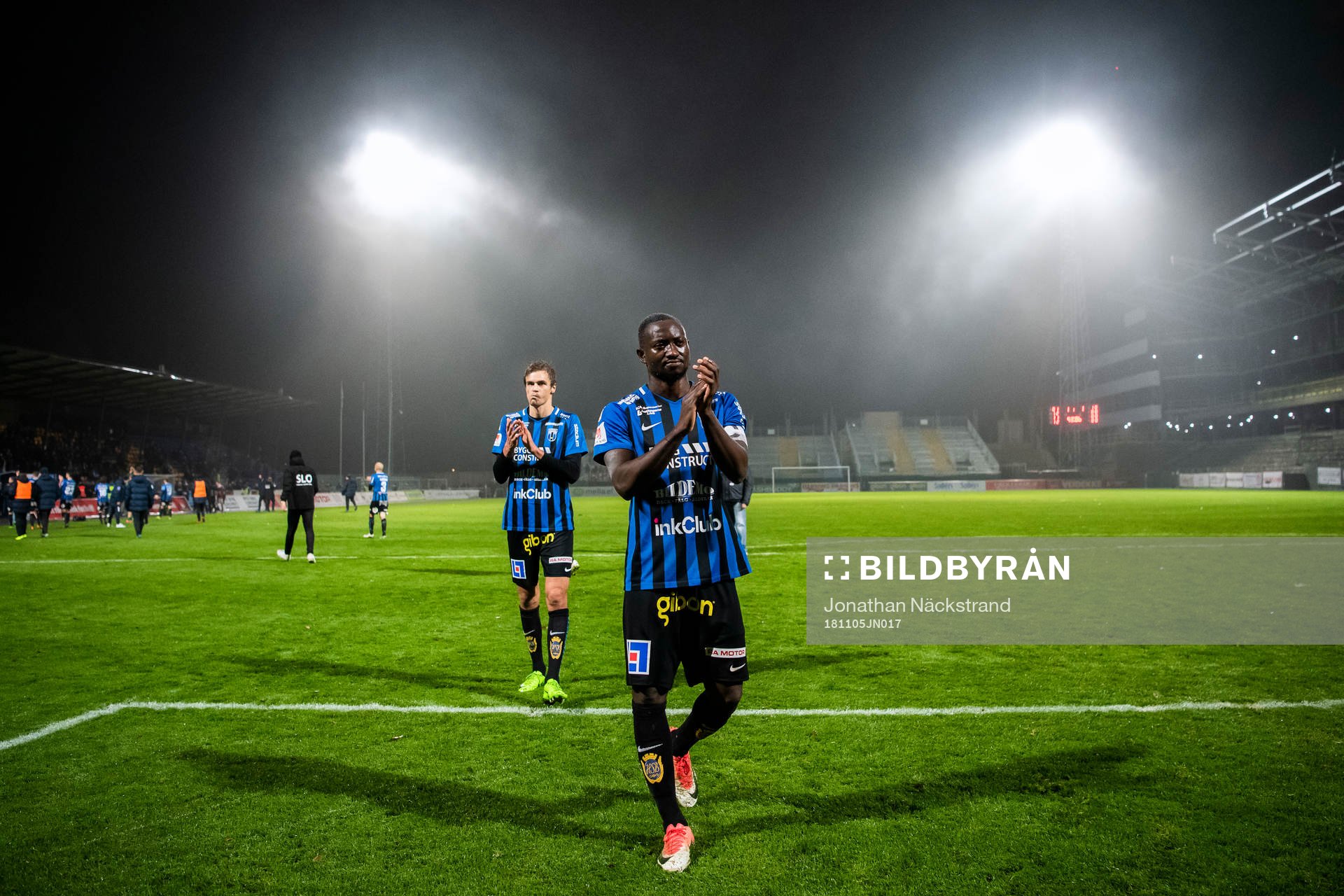 Sirius Moses Ogbu och Oscar Pehrsson tackar publiken