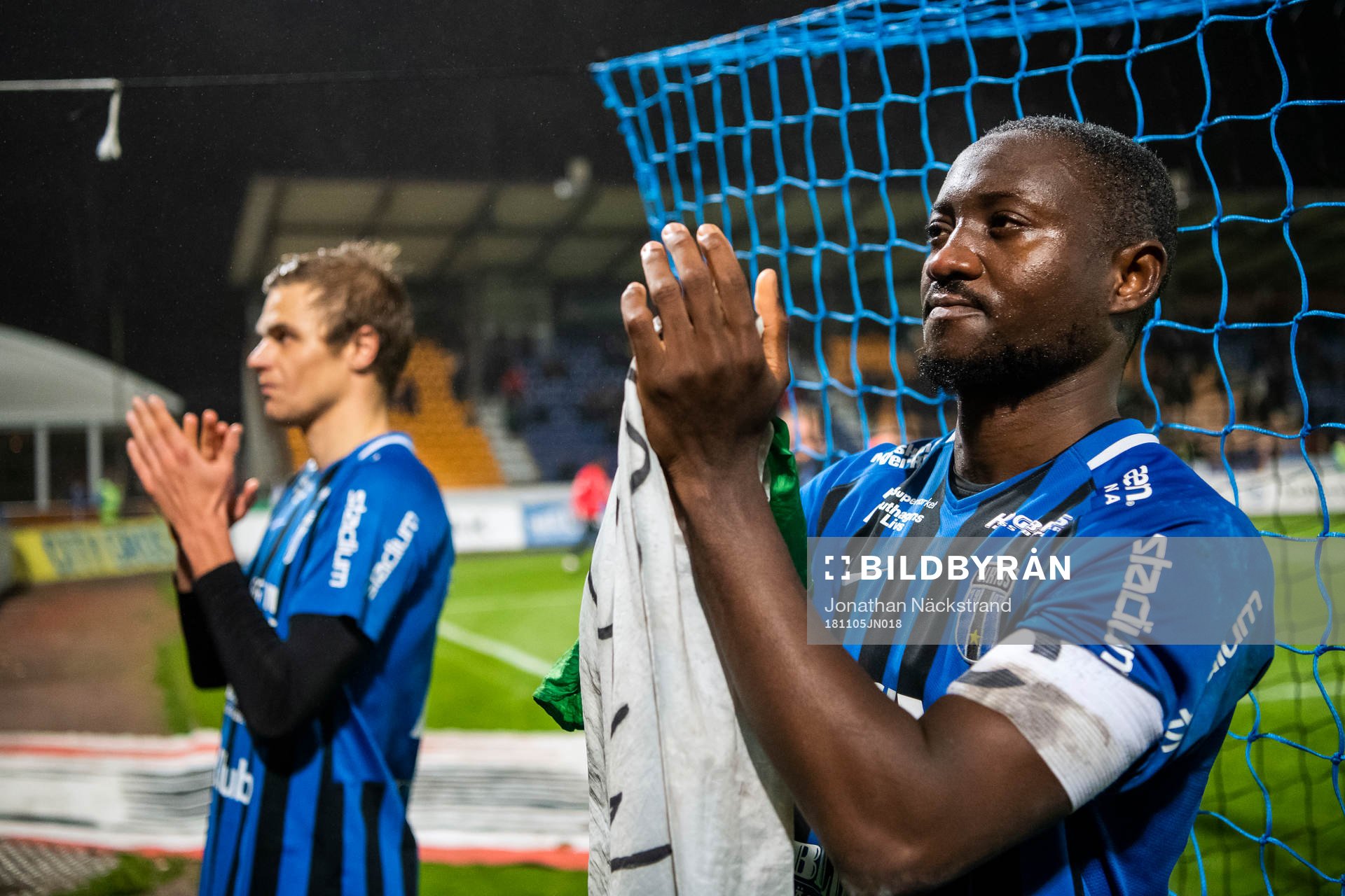 Sirius Moses Ogbu och Oscar Pehrsson tackar publiken