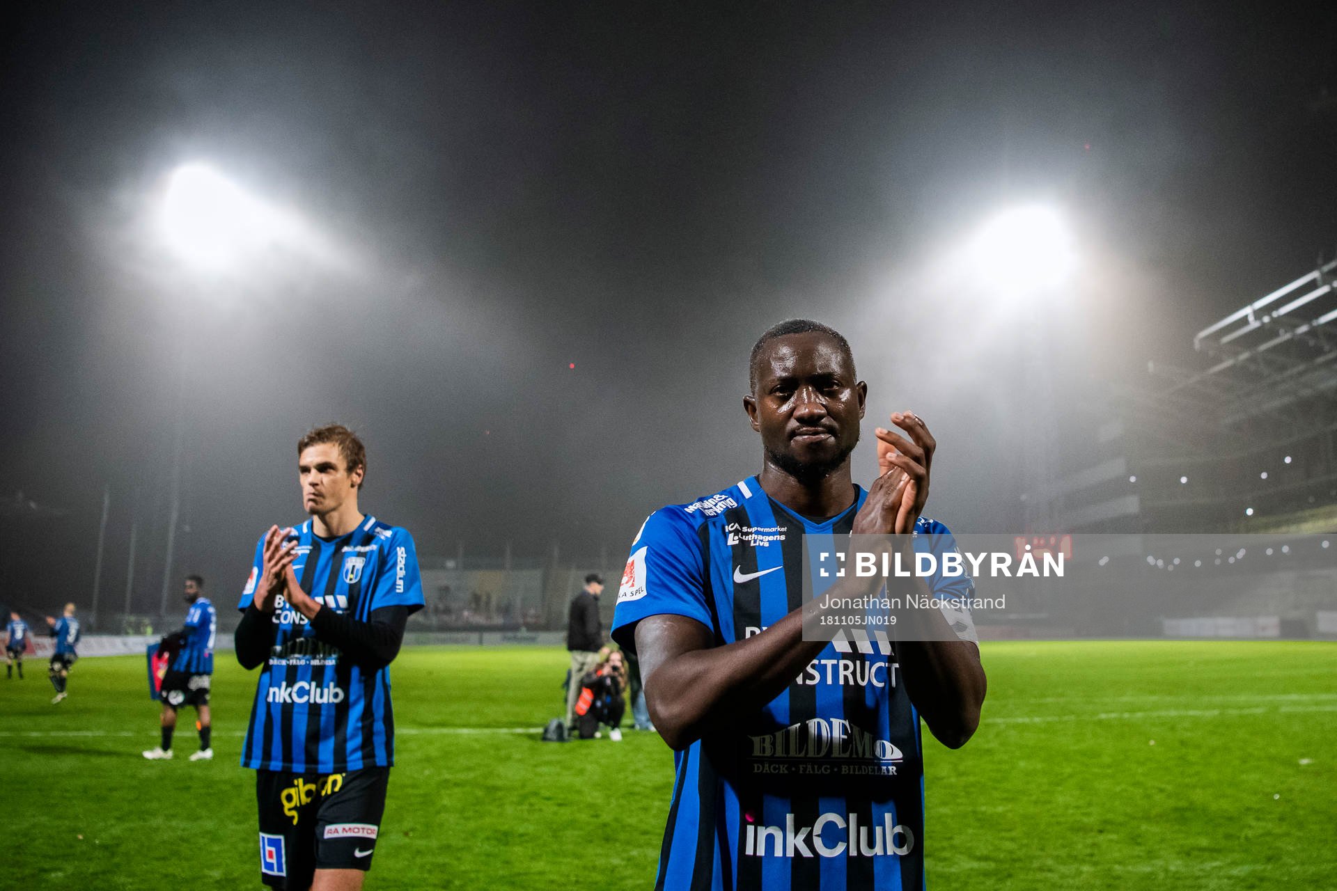 Sirius Moses Ogbu och Oscar Pehrsson tackar publiken