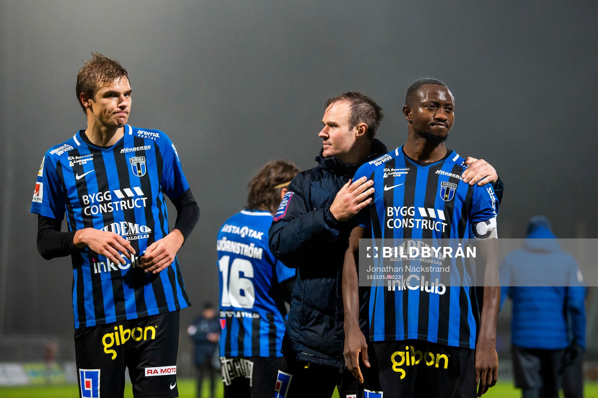 Sirius Niklas Busch Thor reagerar med Moses Ogbu och Oscar Pehrsson när dem tackar publiken efter avslutande hemma match under fotbollsmatchen i Allsvenskan mellan Sirius och Kalmar den 5 november 2018 i Uppsala.
