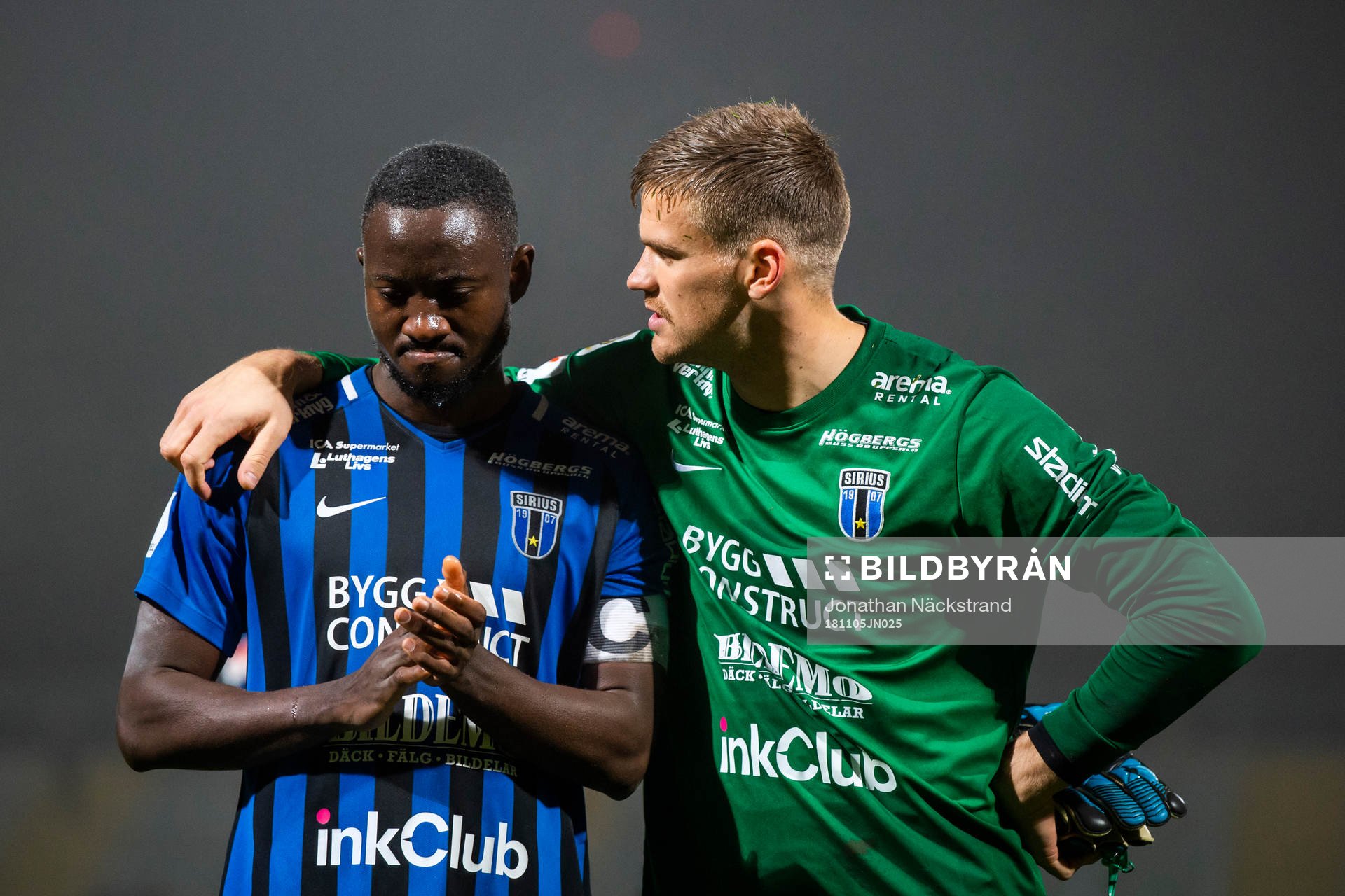 Sirius målvakt Karim Fegrouch och Moses Ogbu tackar