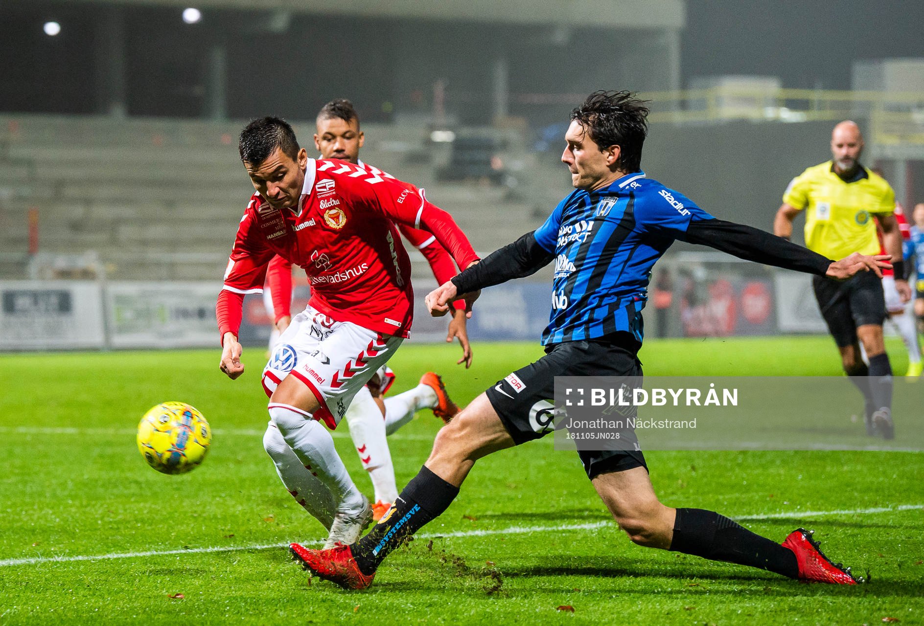 Kalmars Emin Nouri i en duell med Sirius Ian Sirelius under fotbollsmatchen i Allsvenskan mellan Sirius och Kalmar den 5 november 2018 i Uppsala.