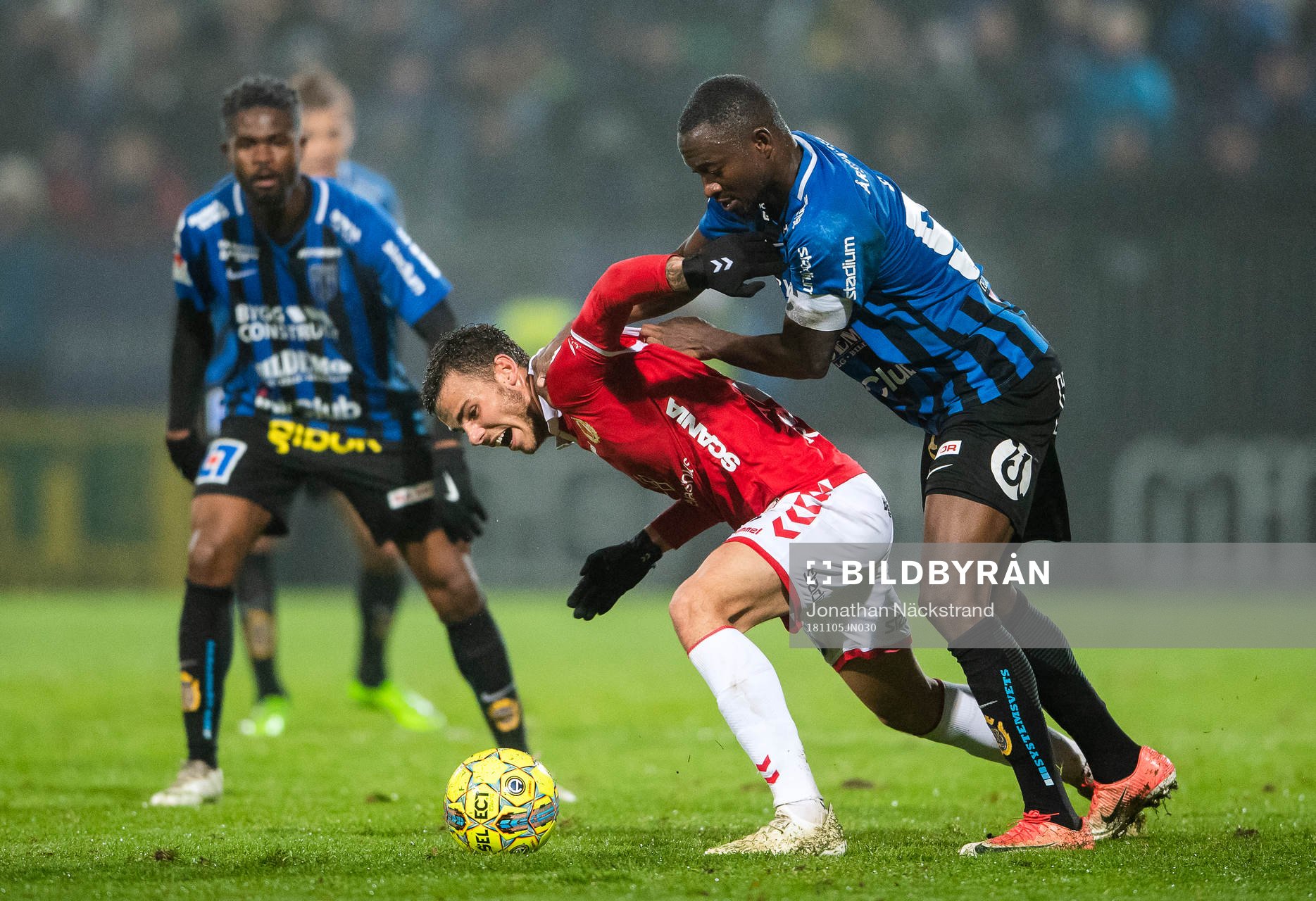 Kalmars Herman Hallberg i en duell med Sirius Moses Ogbu