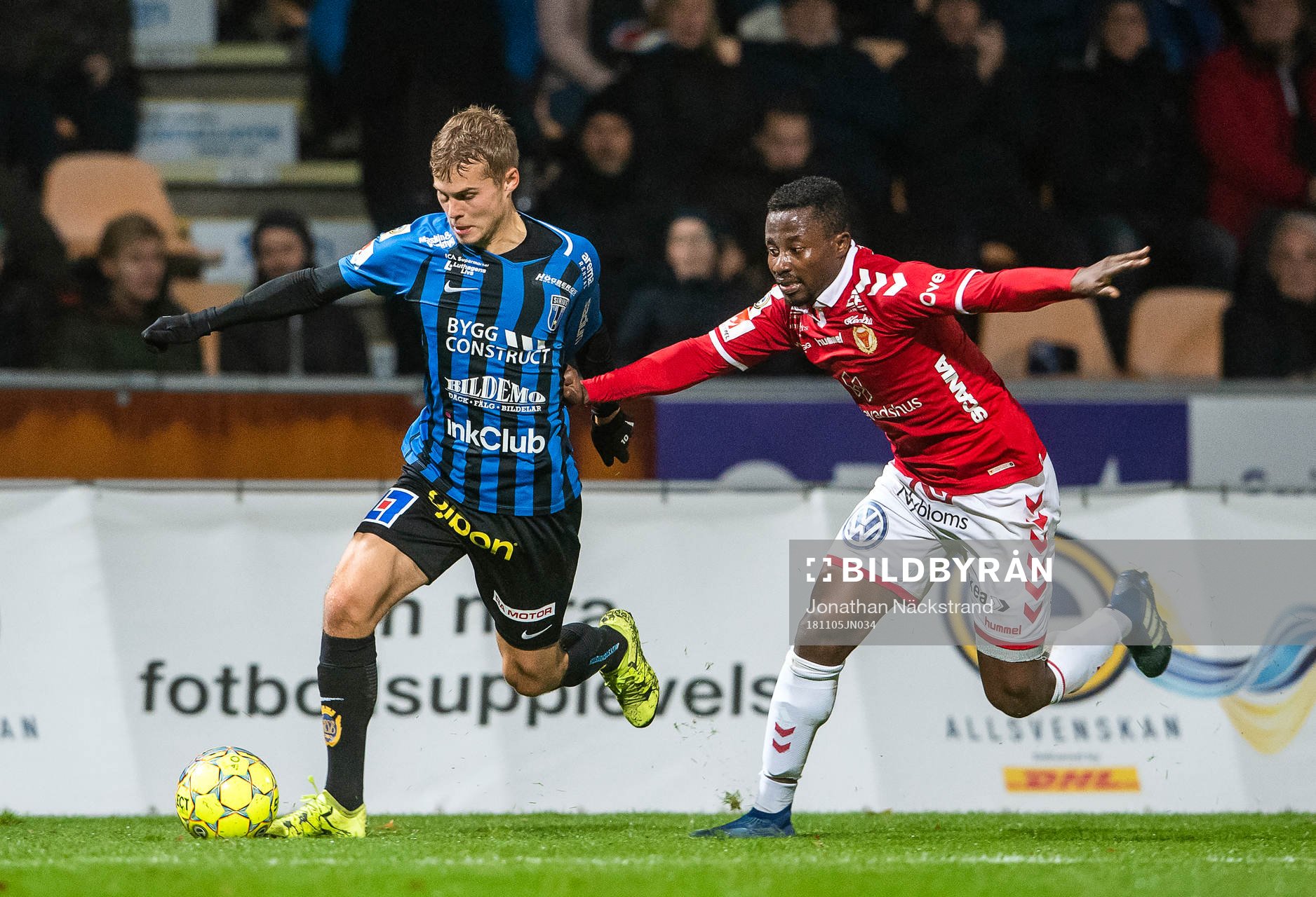 Kalmars Chima Akas i en duell med Sirius Sam Lundholm