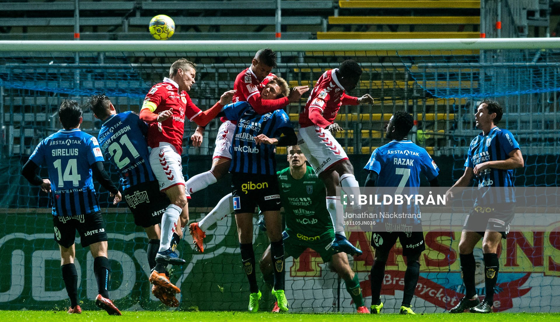 Kalmars och Sirius spelare i en nickduell