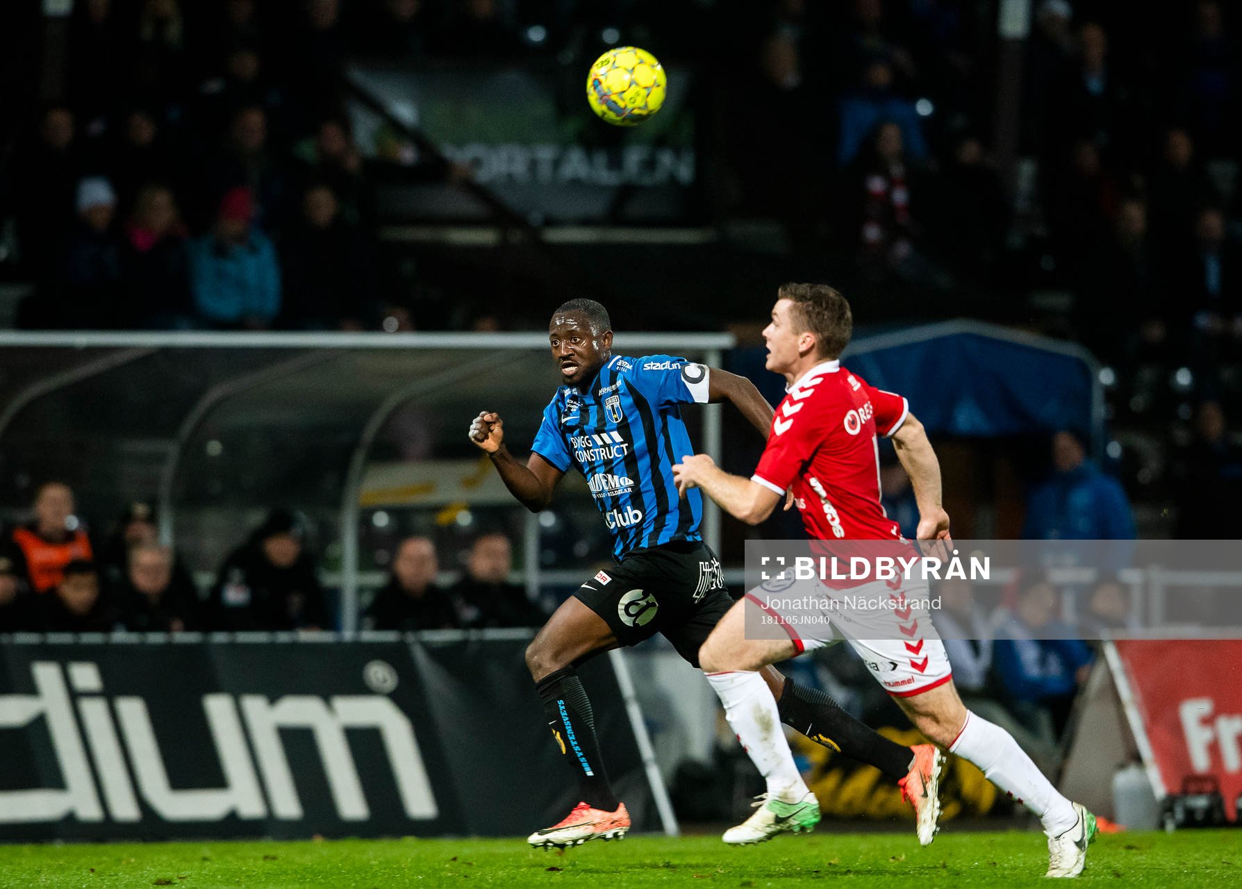Kalmars Victor Agardius i en duell med Sirius Moses Ogbu