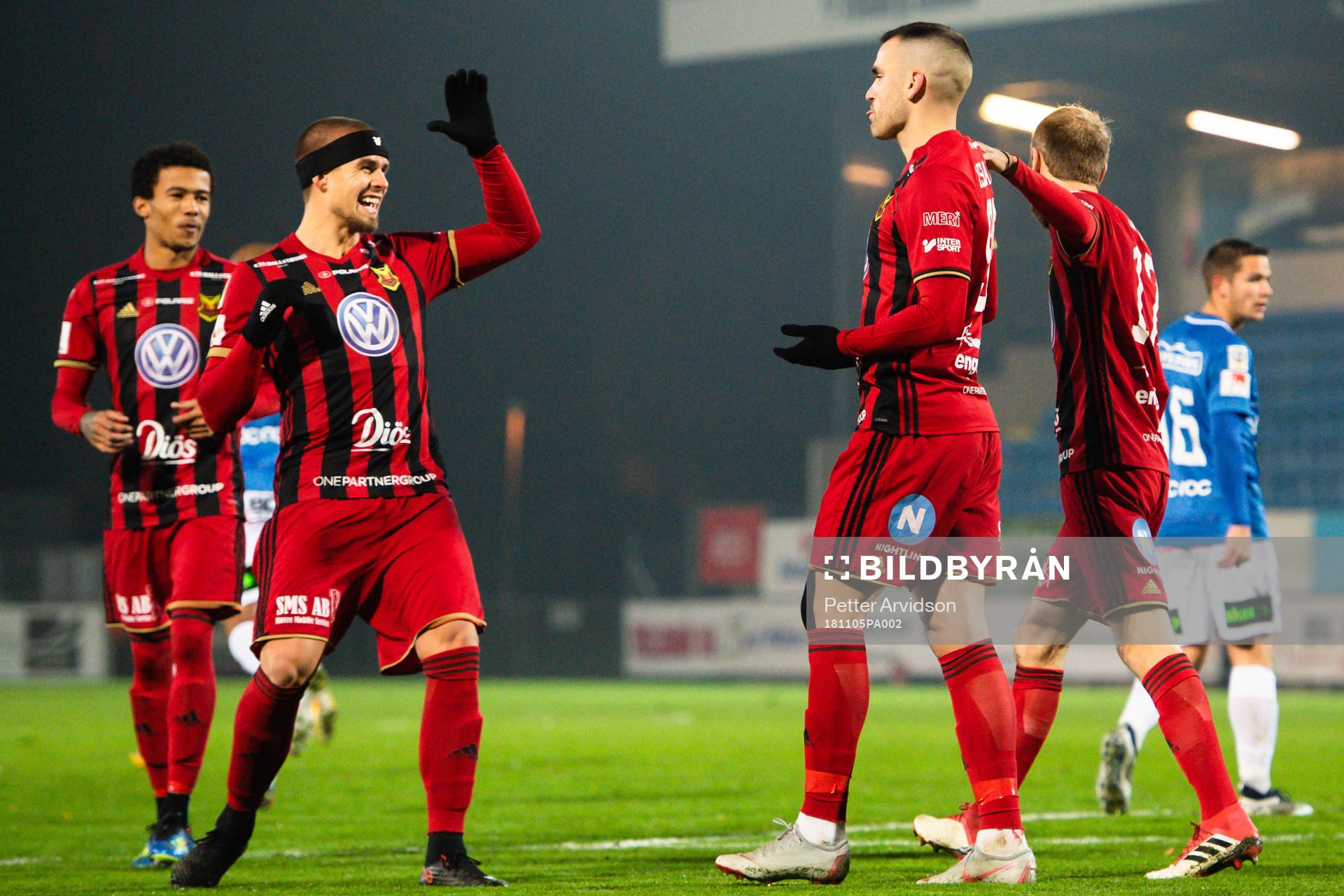 Östersunds Douglas Bergqvist och Dino Islamovic jublar