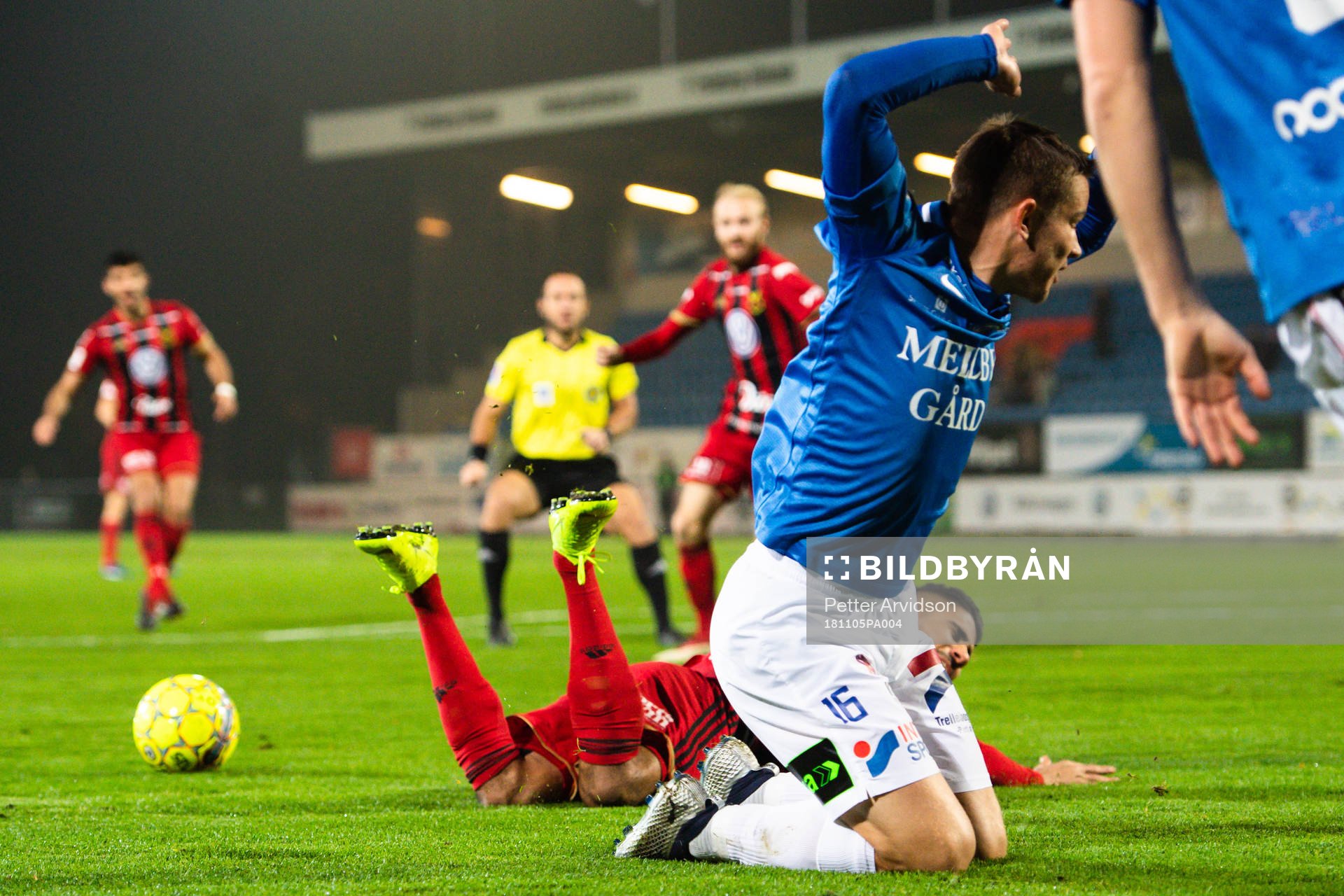 Östersunds Hosam Aiesh fälls av Trelleborgs Oscar