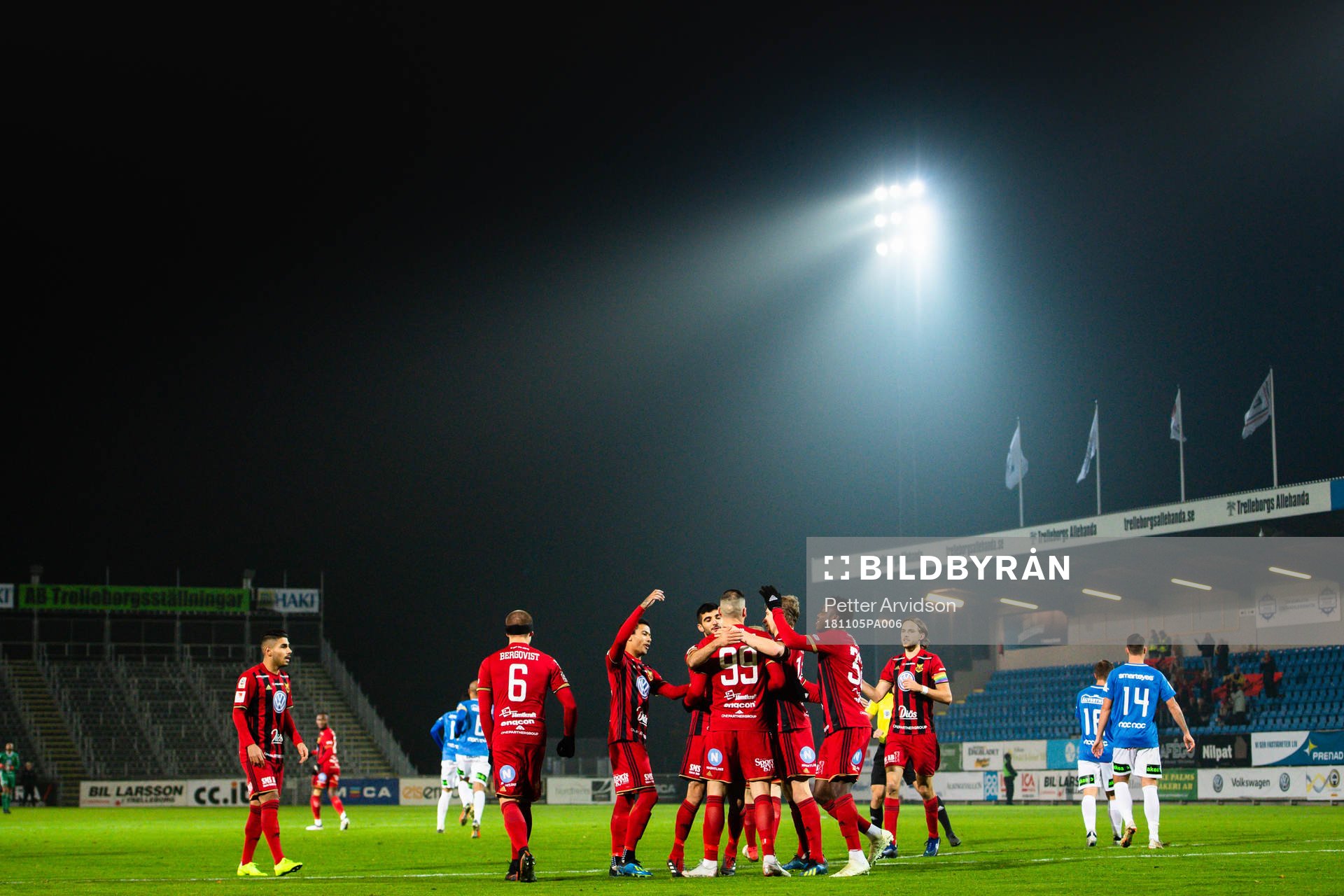 Östersunds Dino Islamovic jublar med lagkamrater
