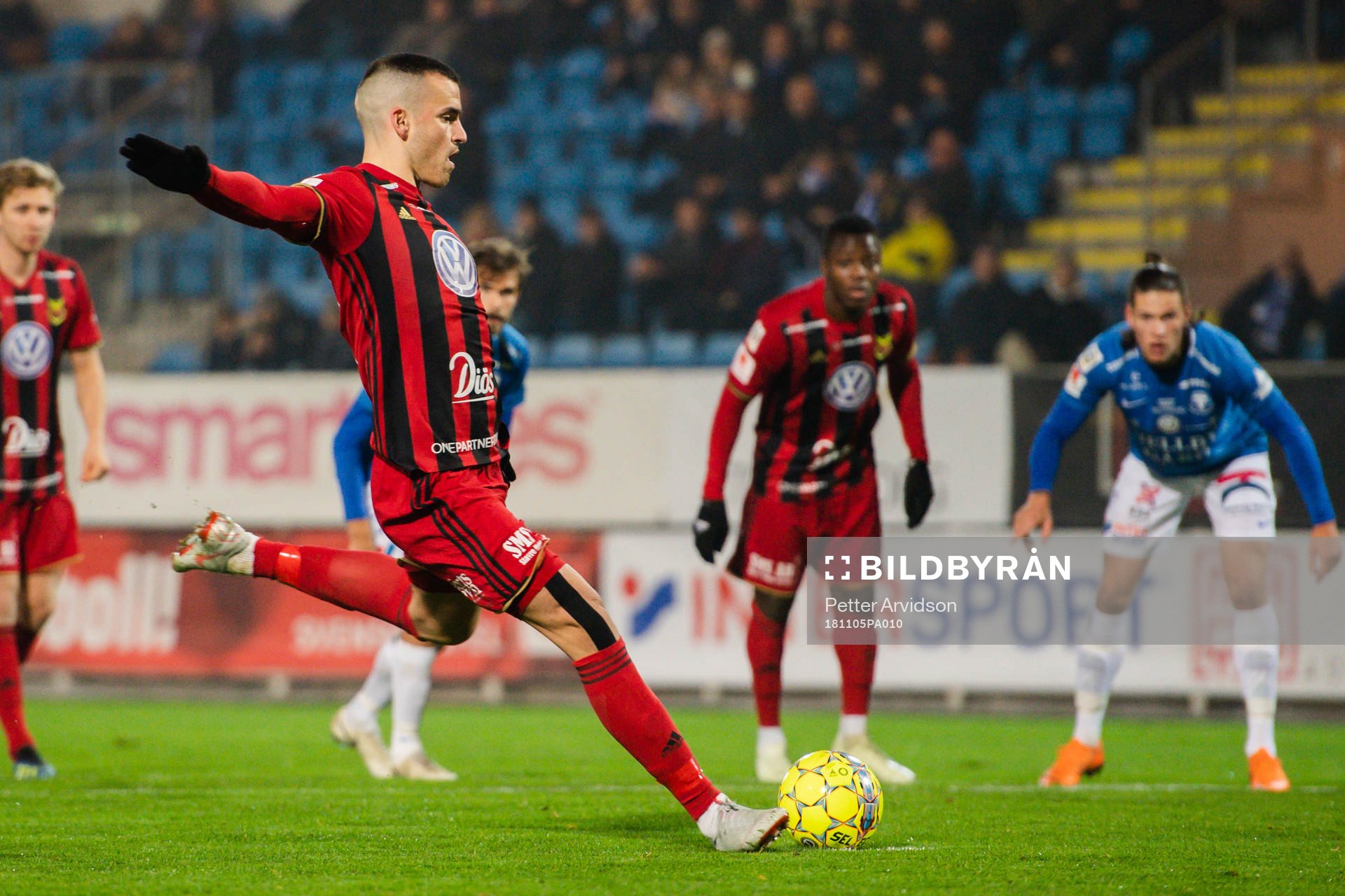 Östersunds Dino Islamovic gör 0-1 på straff