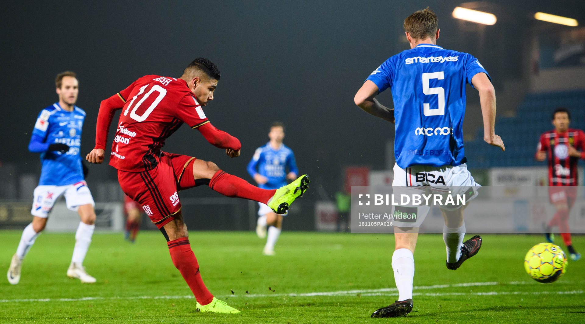 Östersunds Hosam Aiesh testar skott