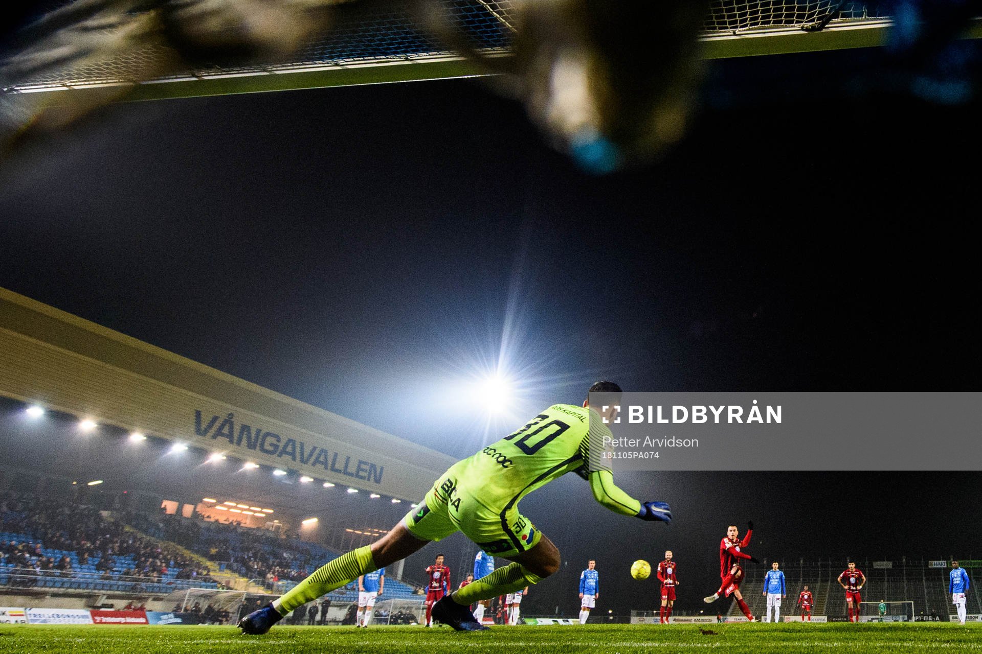 Östersunds Dino Islamovic gör 0-1 på straff bakom