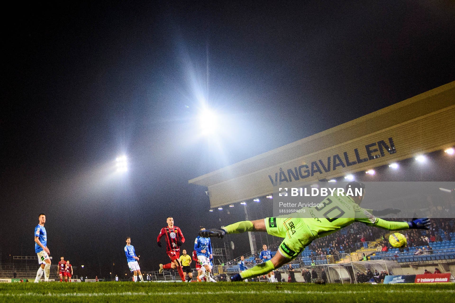 Trelleborgs målvakt Marko Johansson räddar skott från