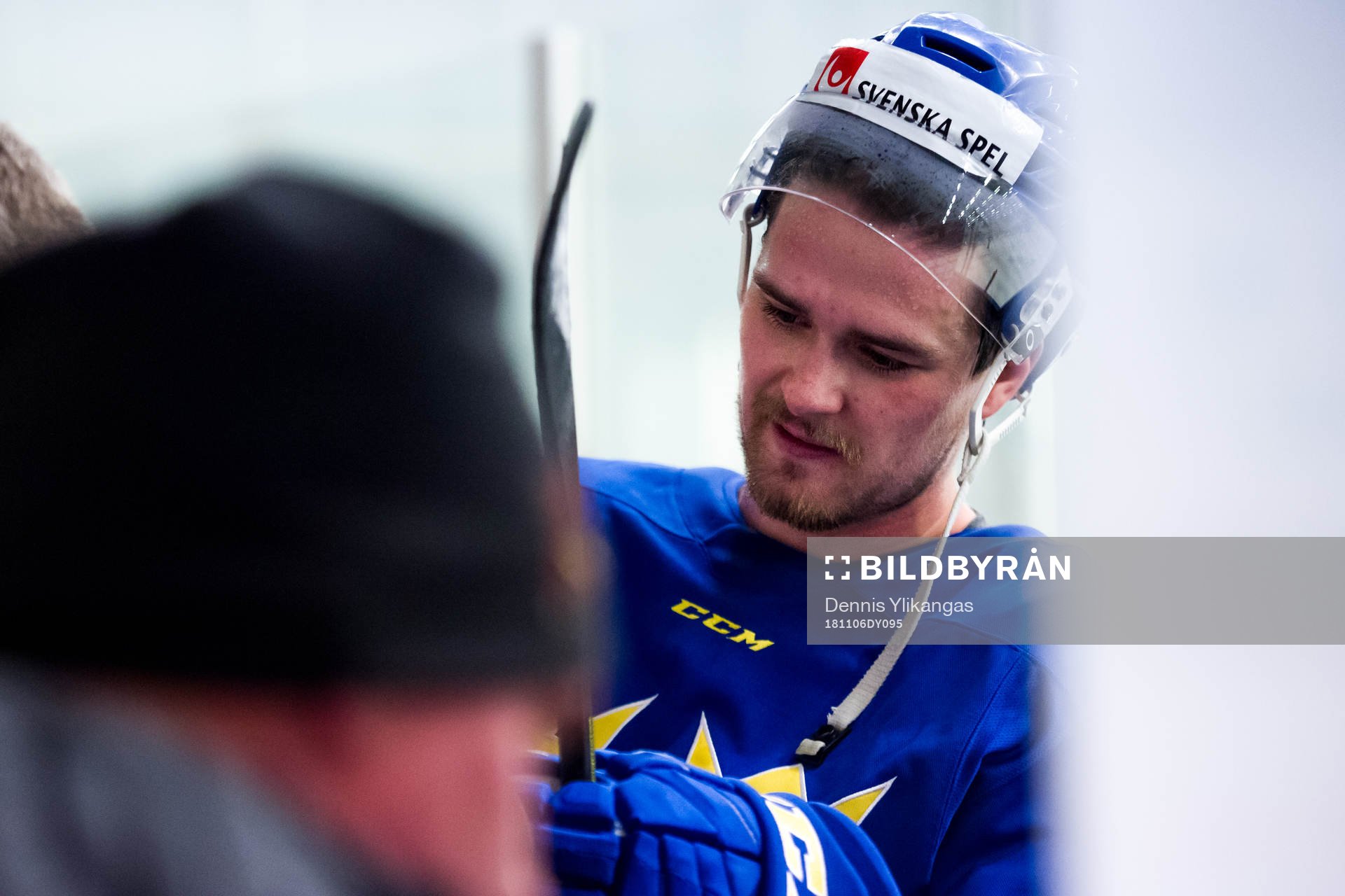 Linus Johansson skriver autografer